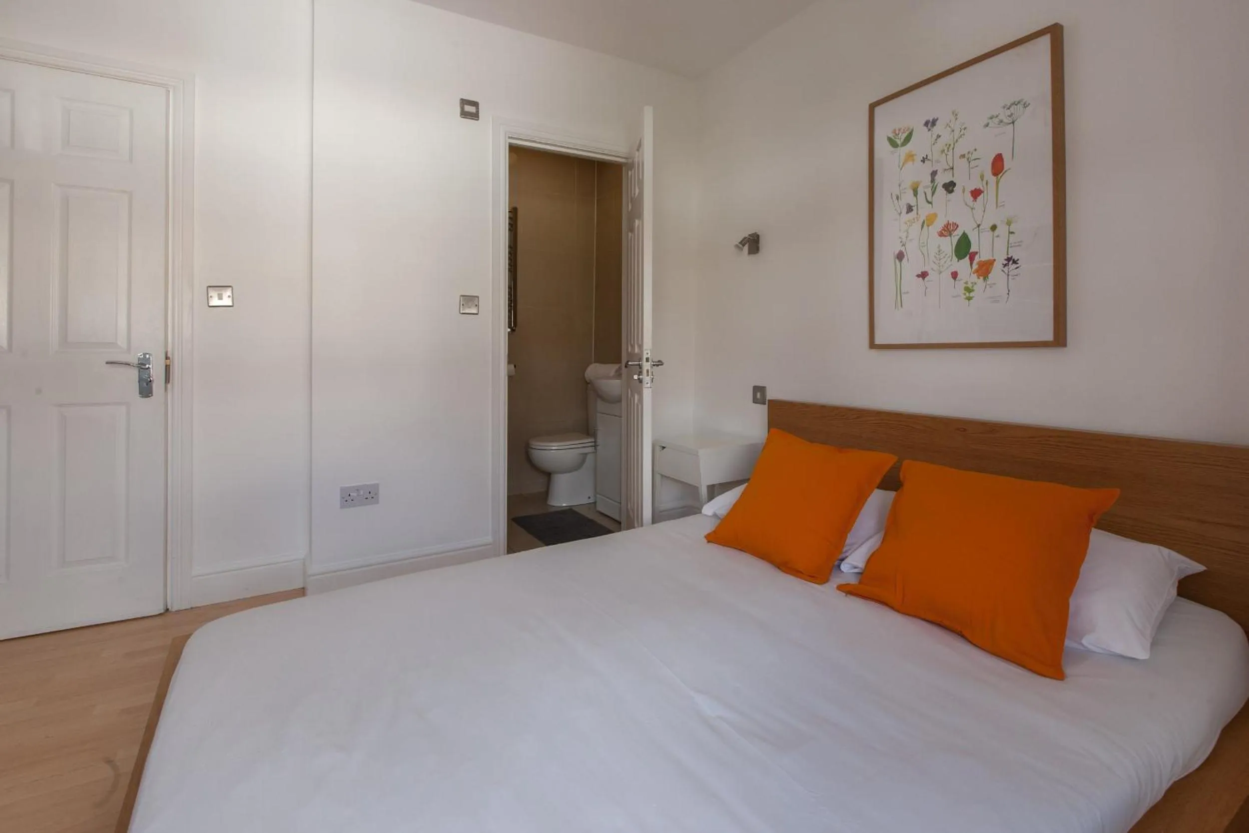 Bedroom, Bed in Tooting Rooms & Studio by PrimeCityHosts