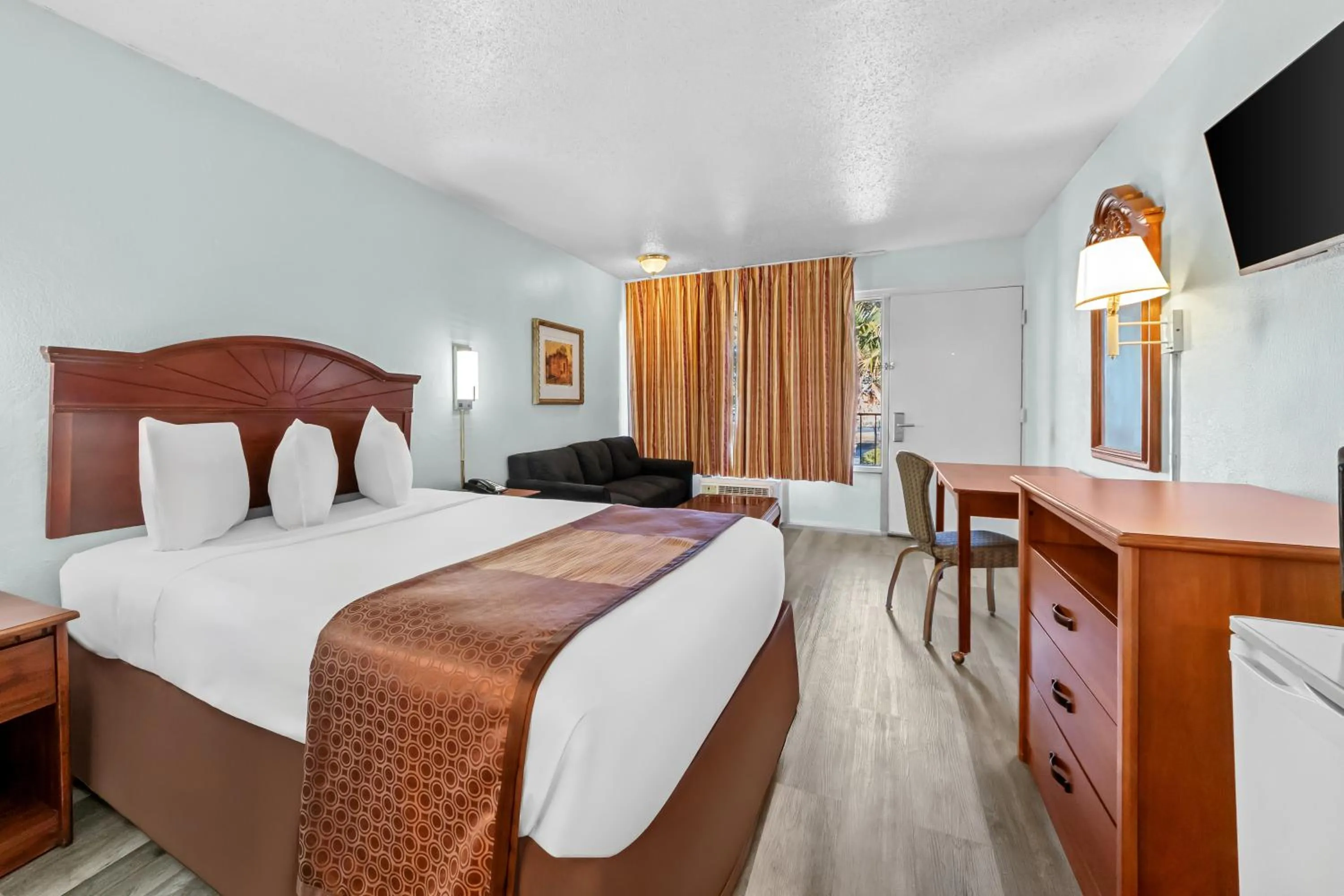 Bed in Knights Inn San Antonio near Frost Bank Center