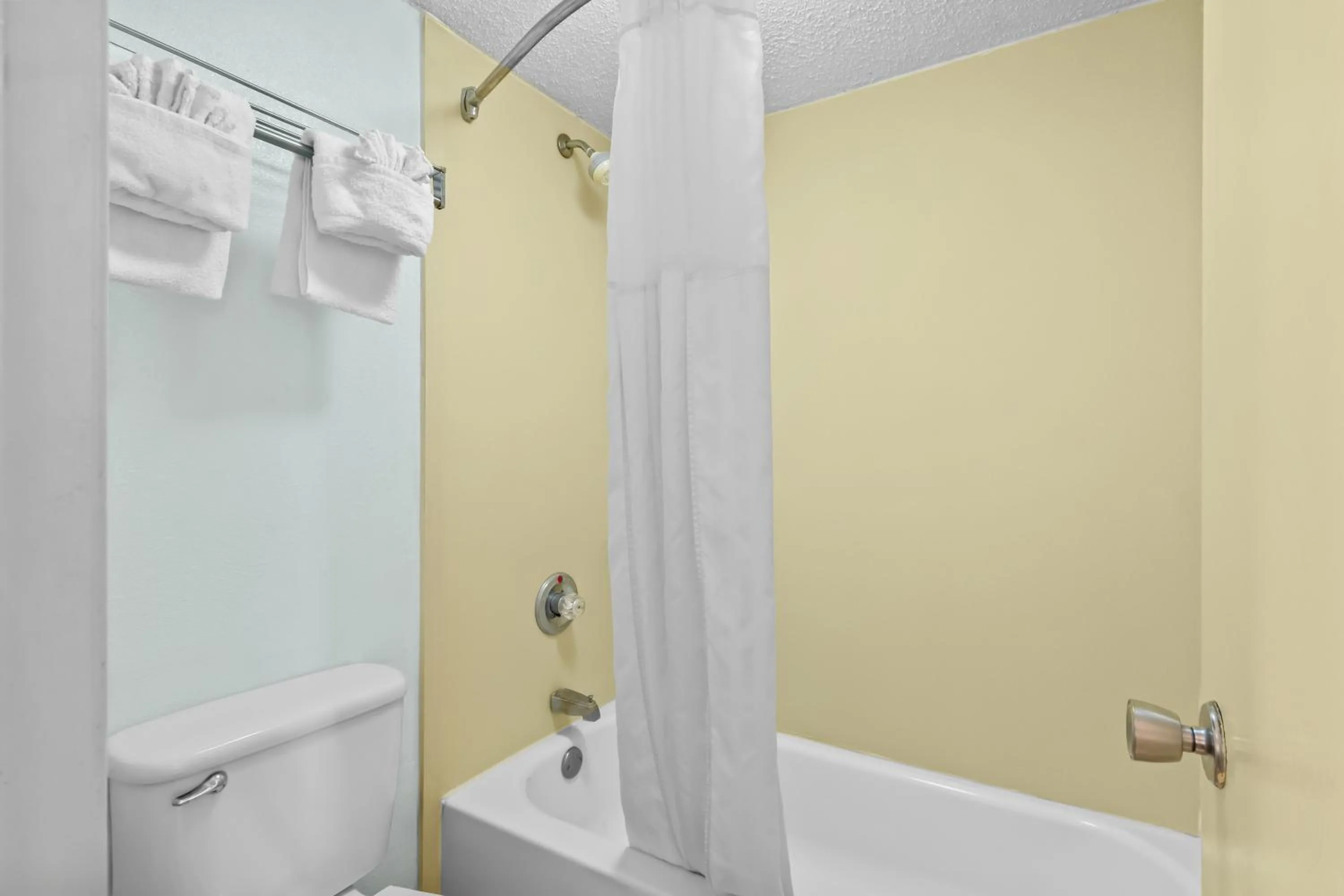 Shower in Knights Inn San Antonio near Frost Bank Center