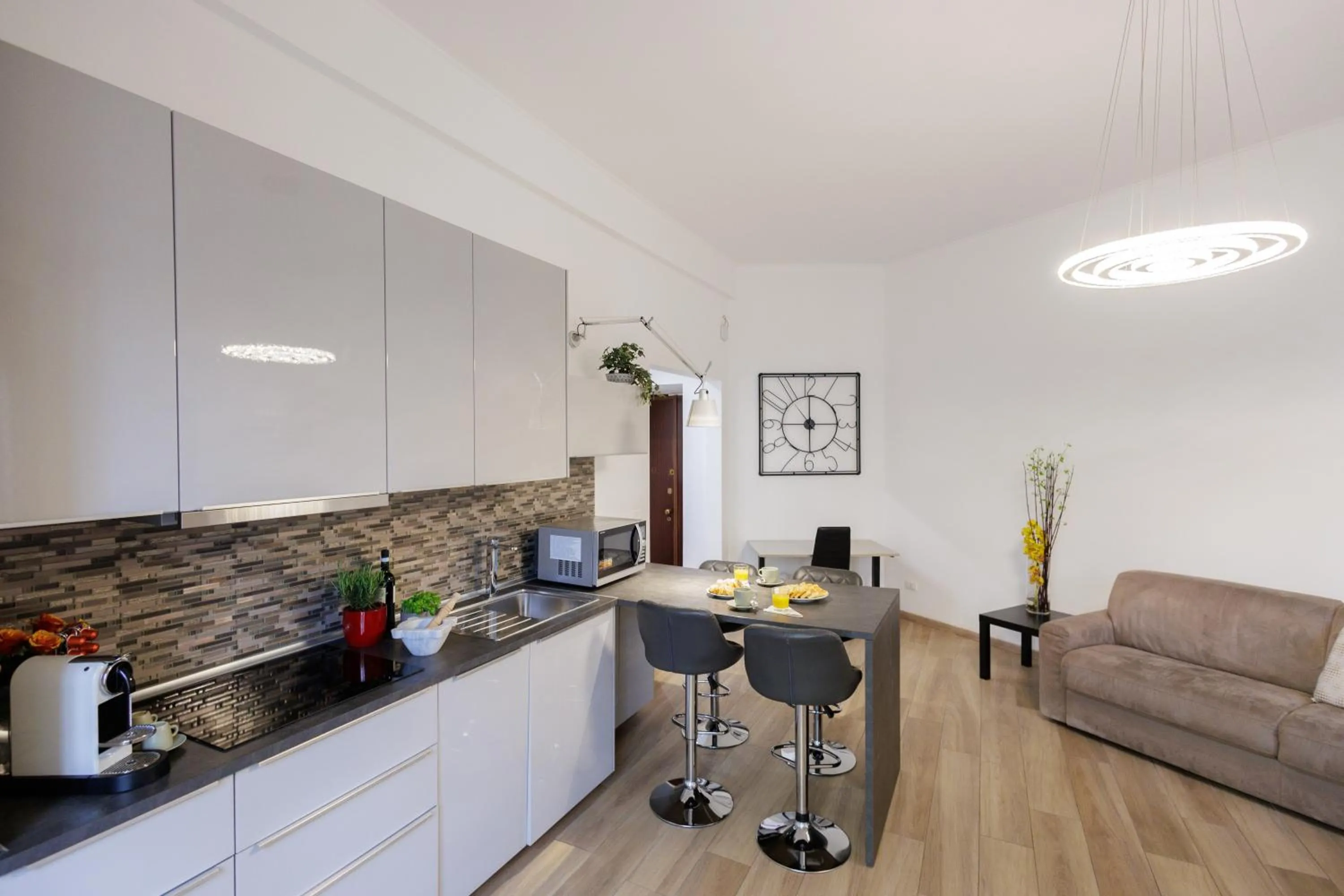 microwave in Genoa Lux Apartments with parking