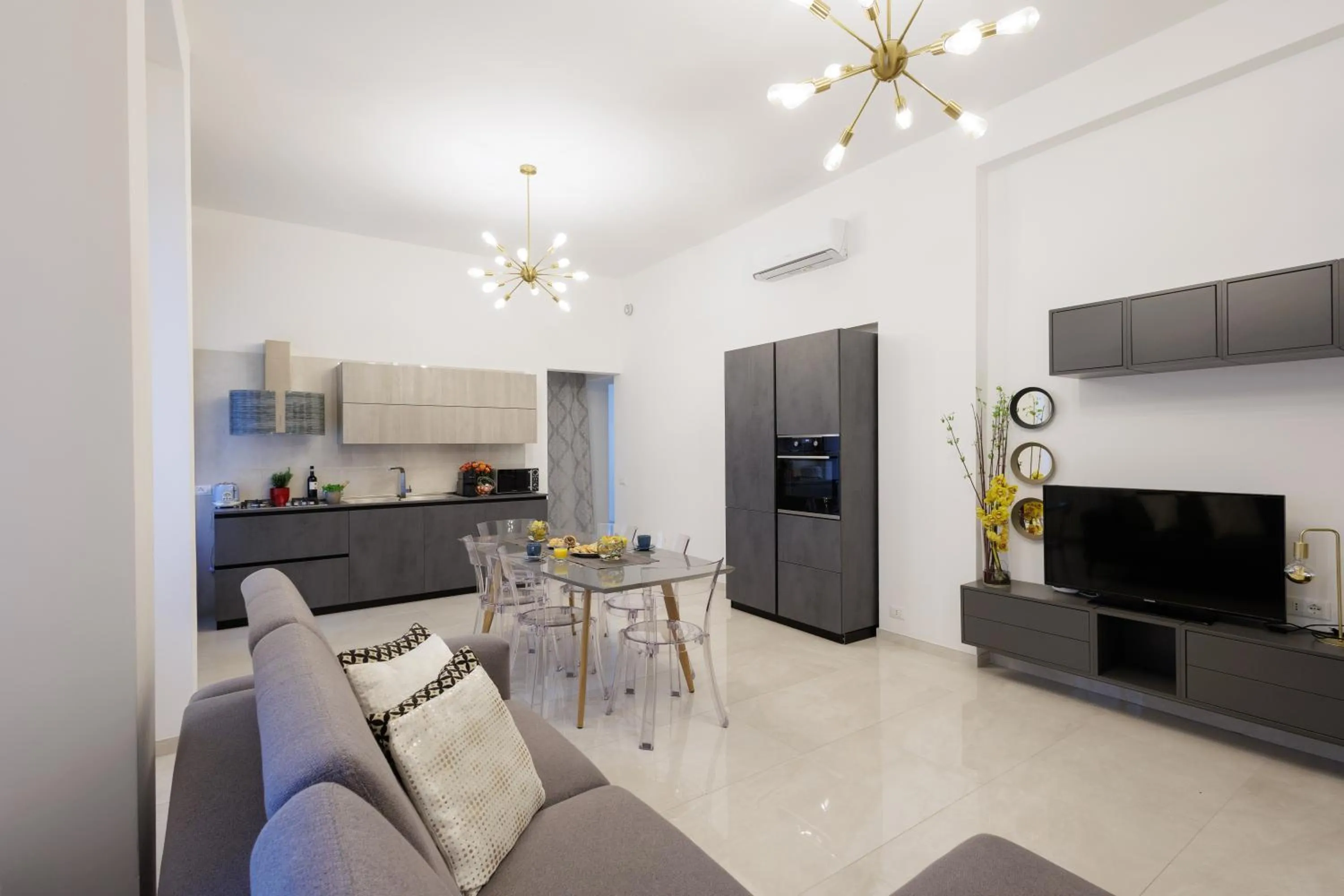TV and multimedia in Genoa Lux Apartments with parking