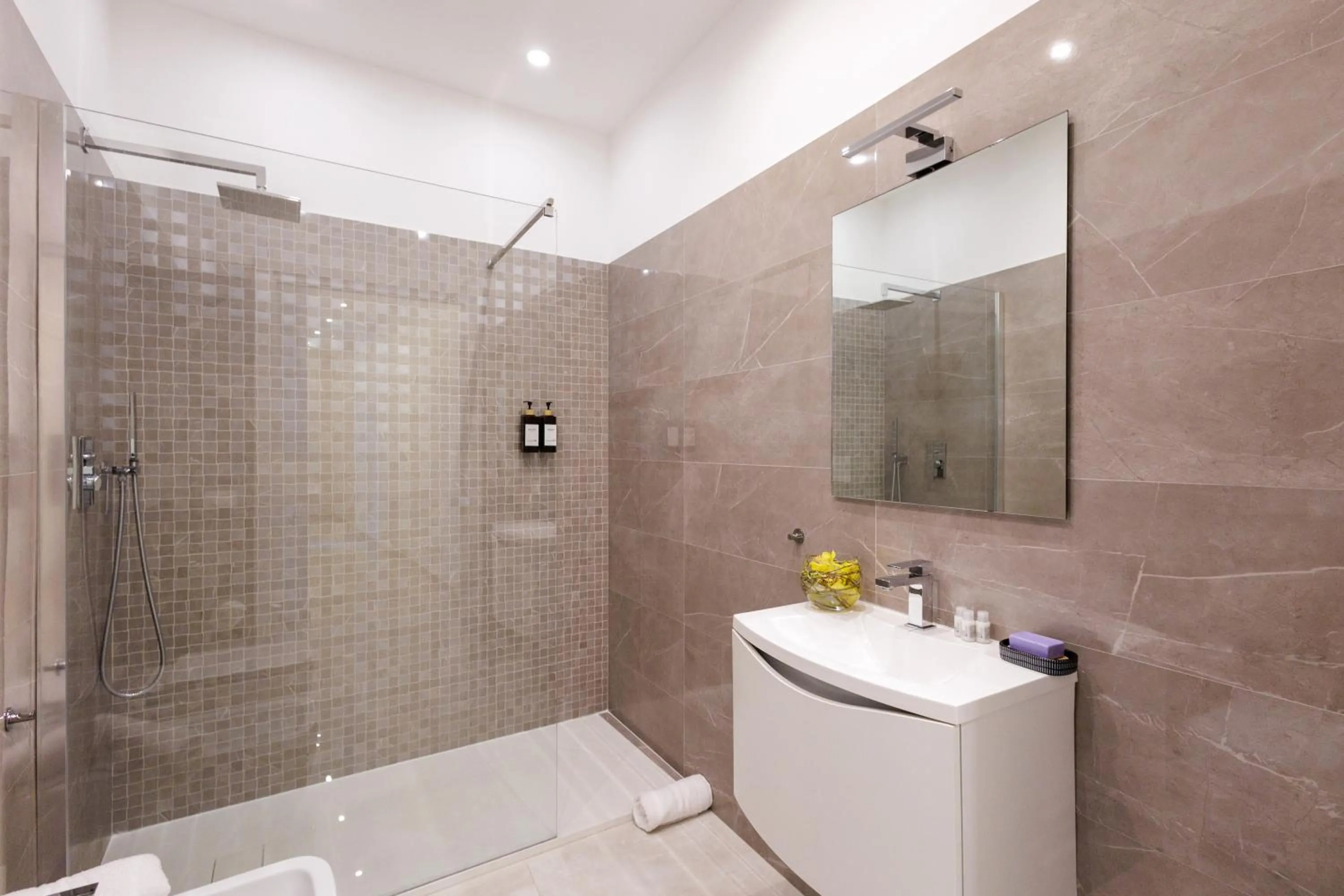 Shower in Genoa Lux Apartments with parking