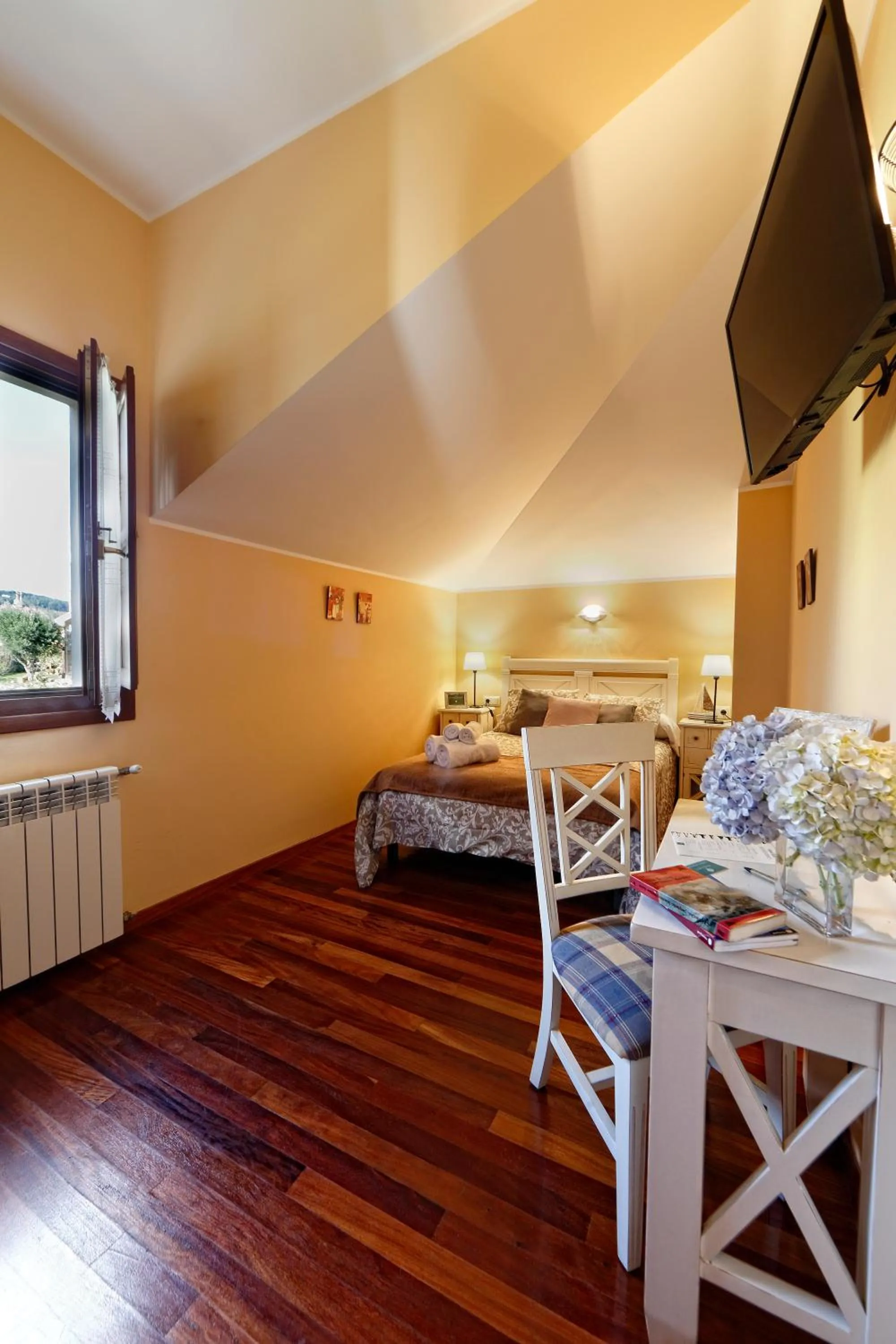 Photo of the whole room in Hotel Rural Montesomao