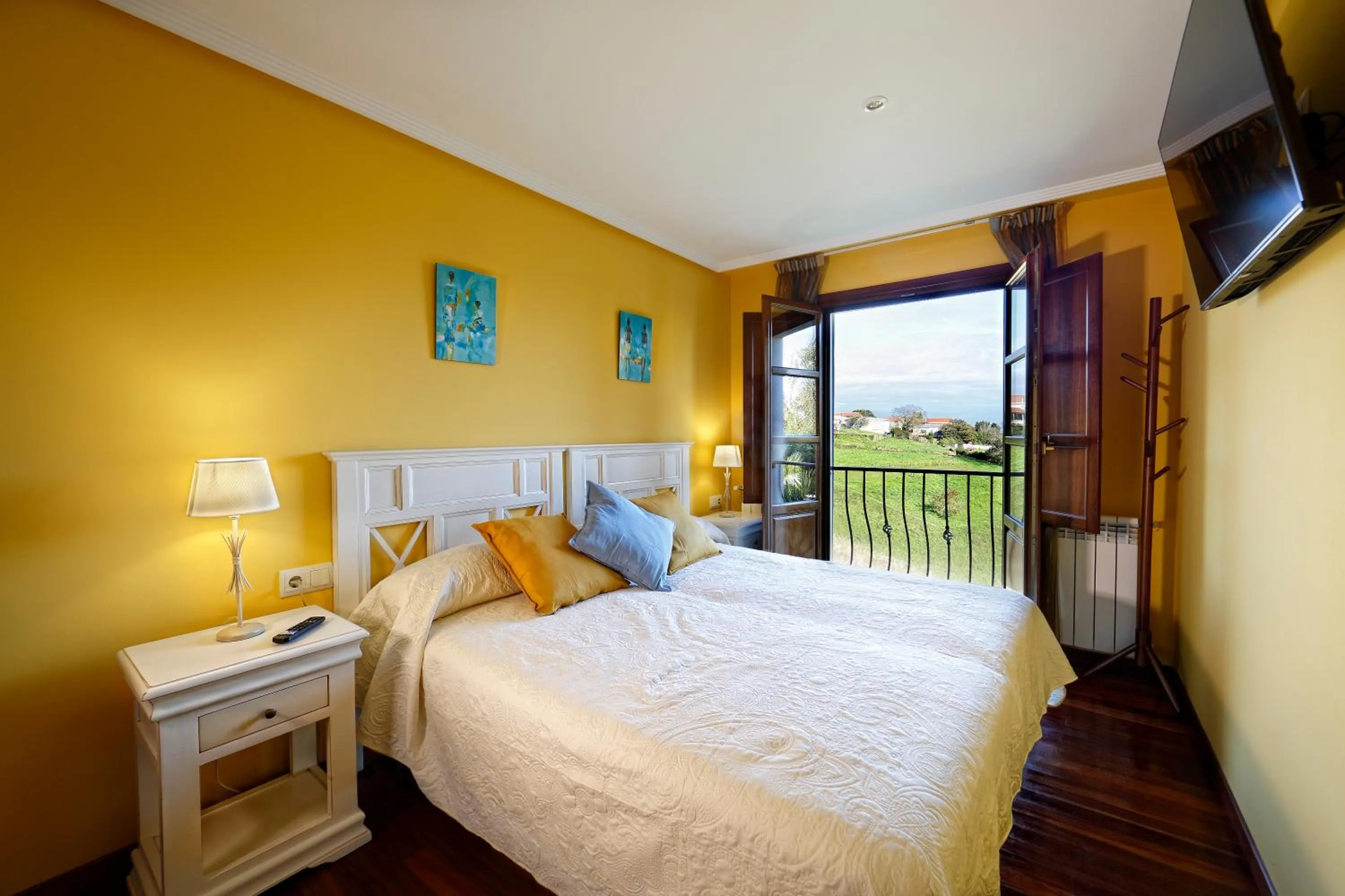 Bed in Hotel Rural Montesomao