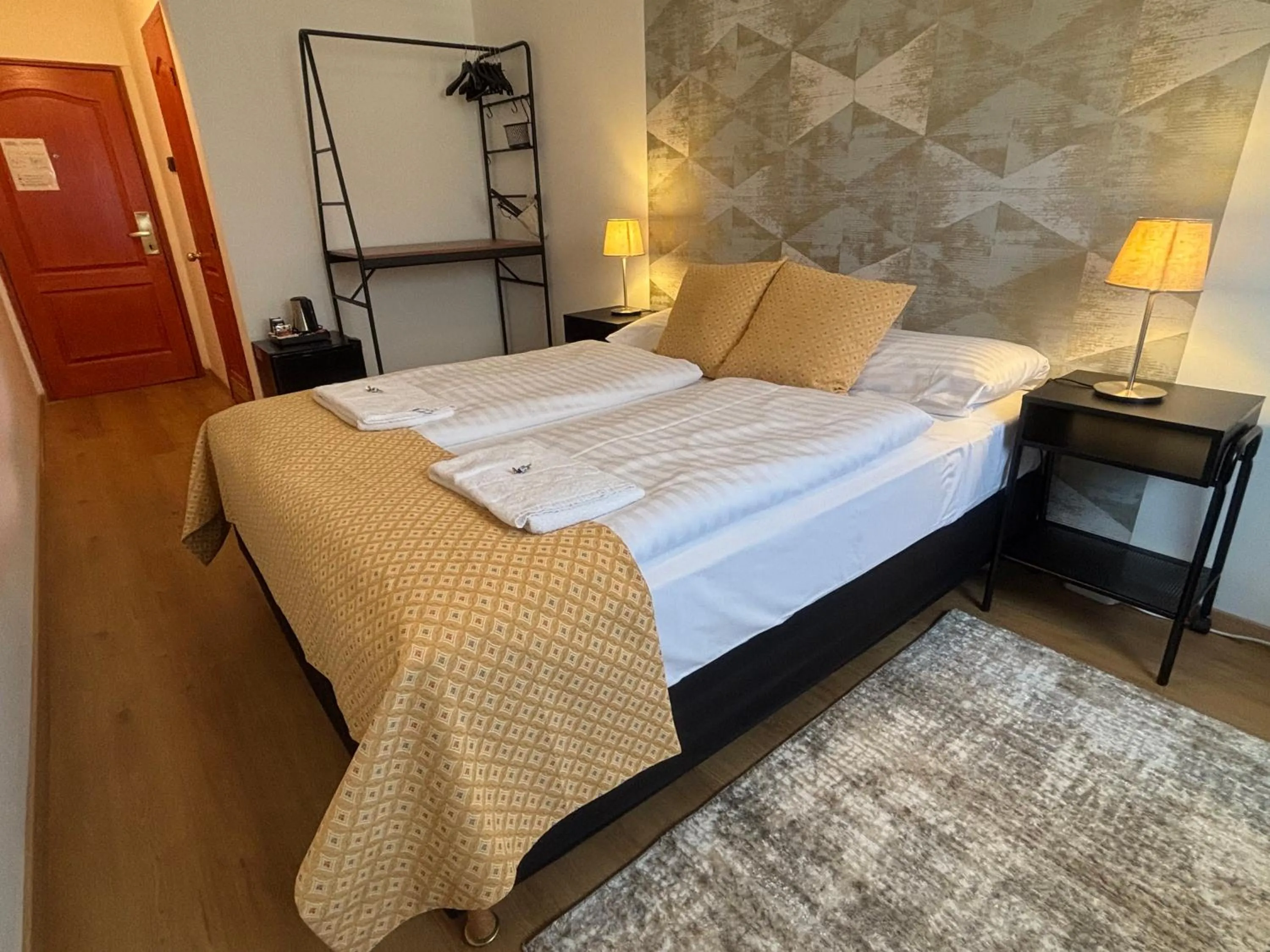 Photo of the whole room, Bed in Hotel Gloria Budapest City Center