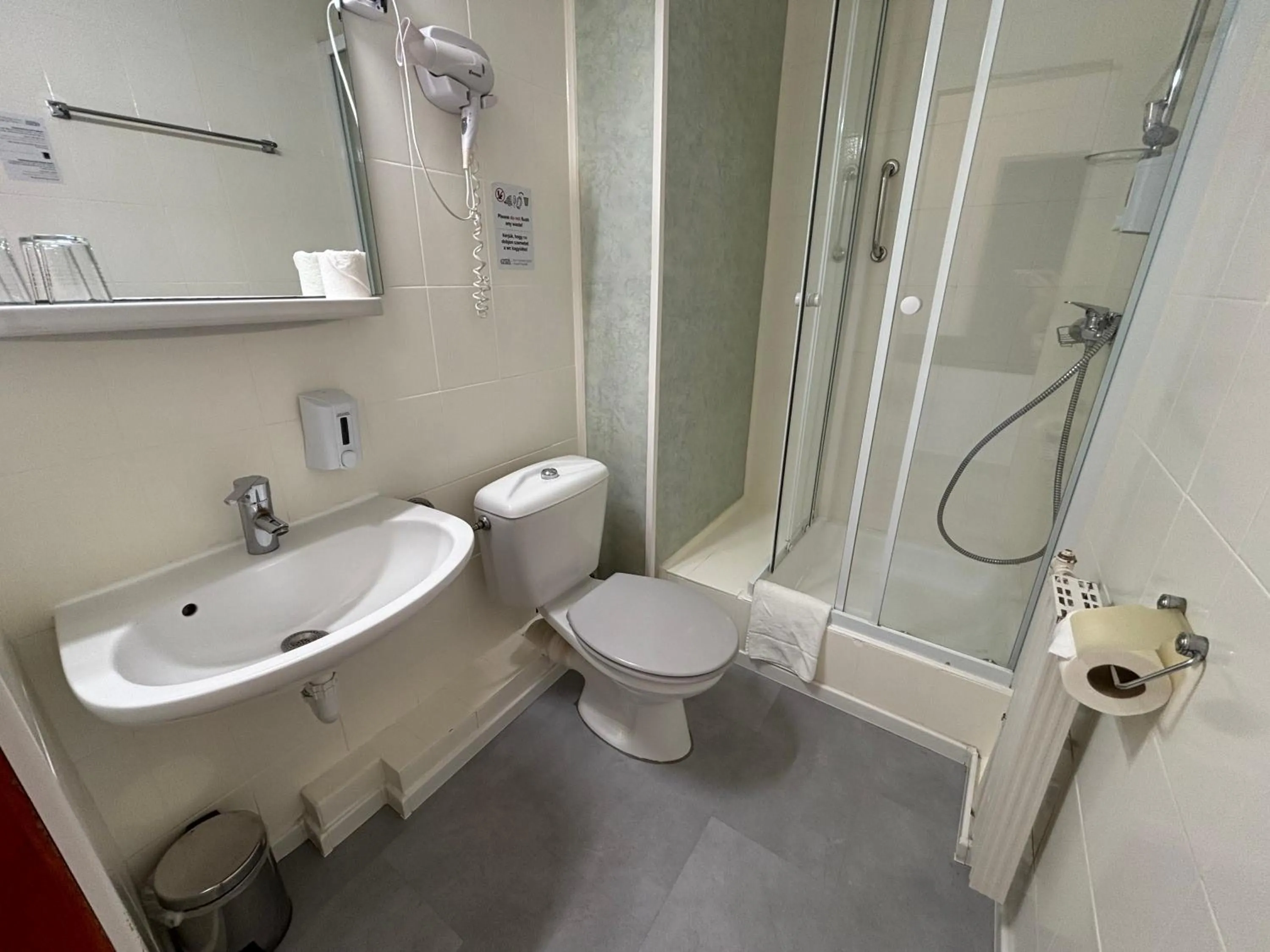 Shower in Hotel Gloria Budapest City Center