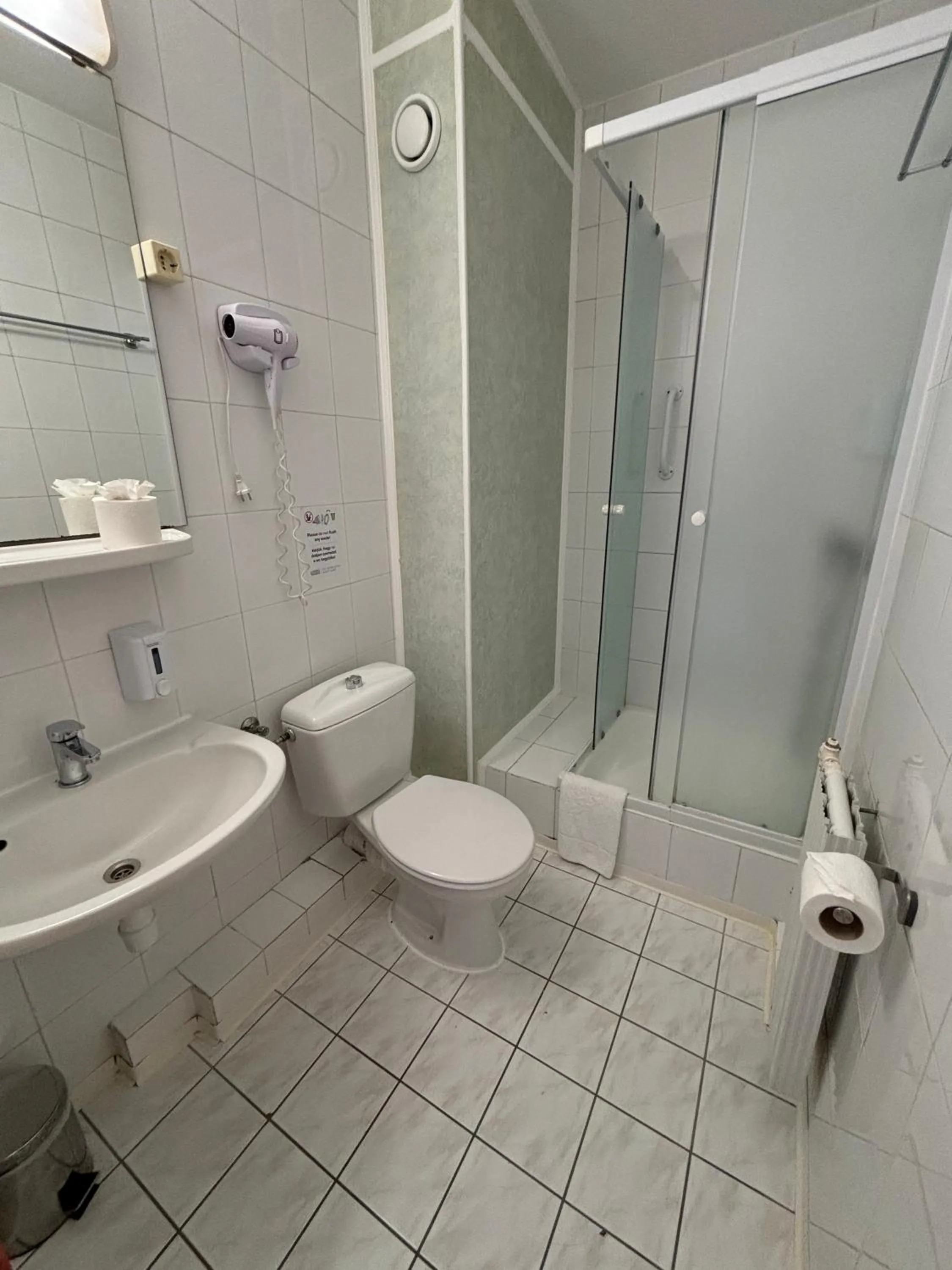 Shower in Hotel Gloria Budapest City Center