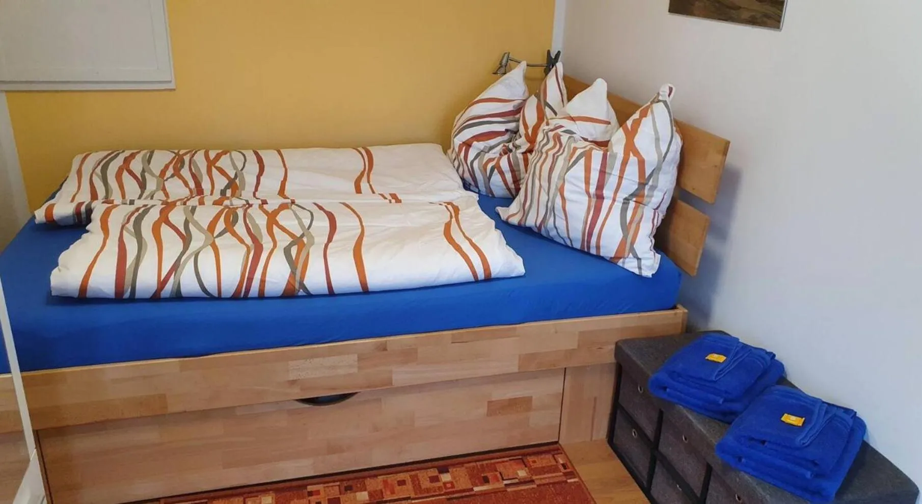 Property building, Bed in Haus im Grünen