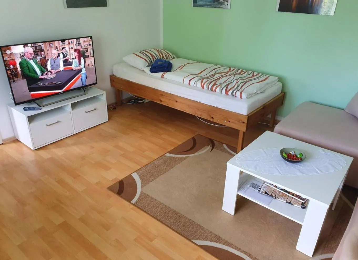 Property building, Bed in Haus im Grünen