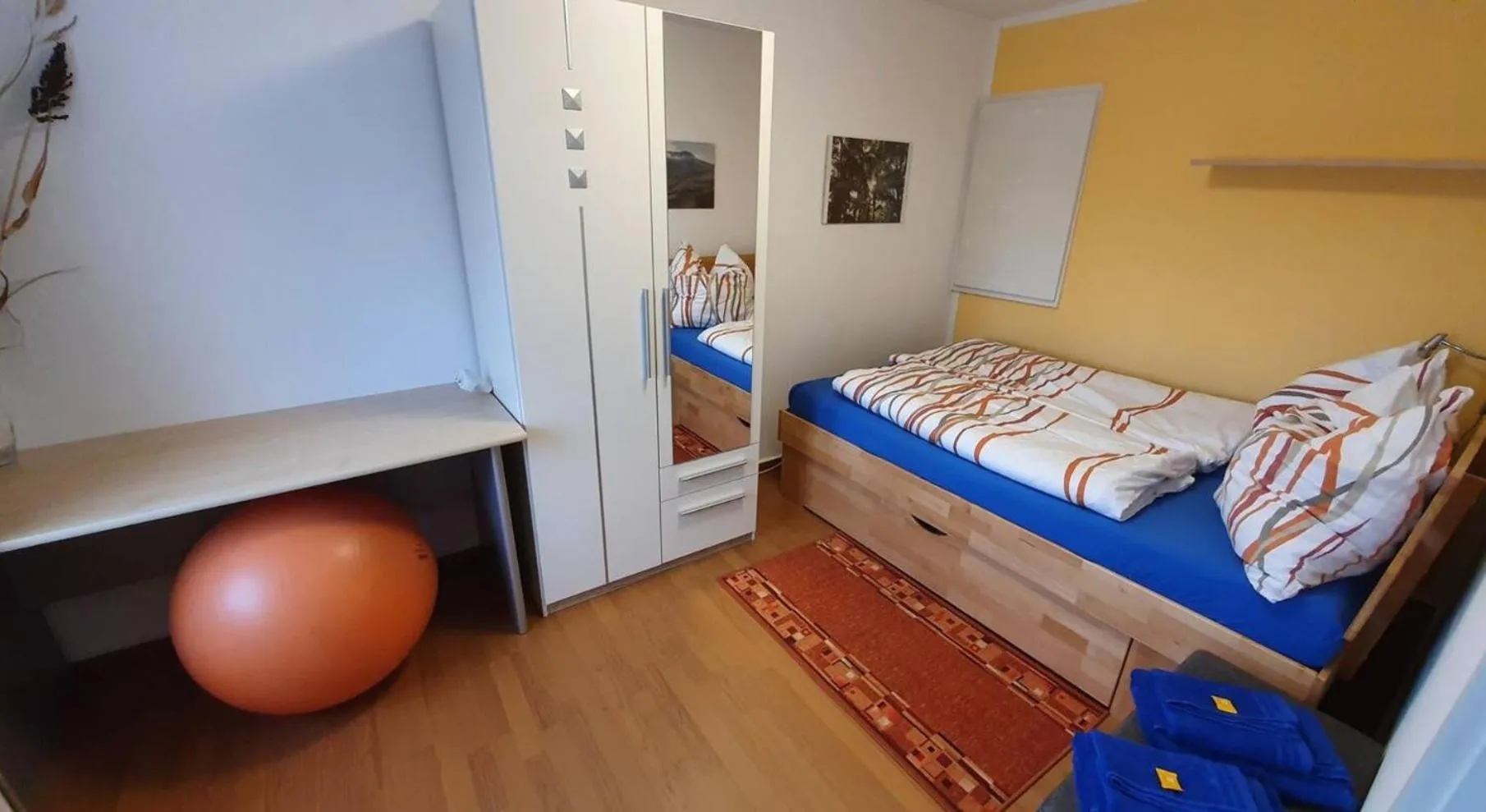 Property building, Bed in Haus im Grünen