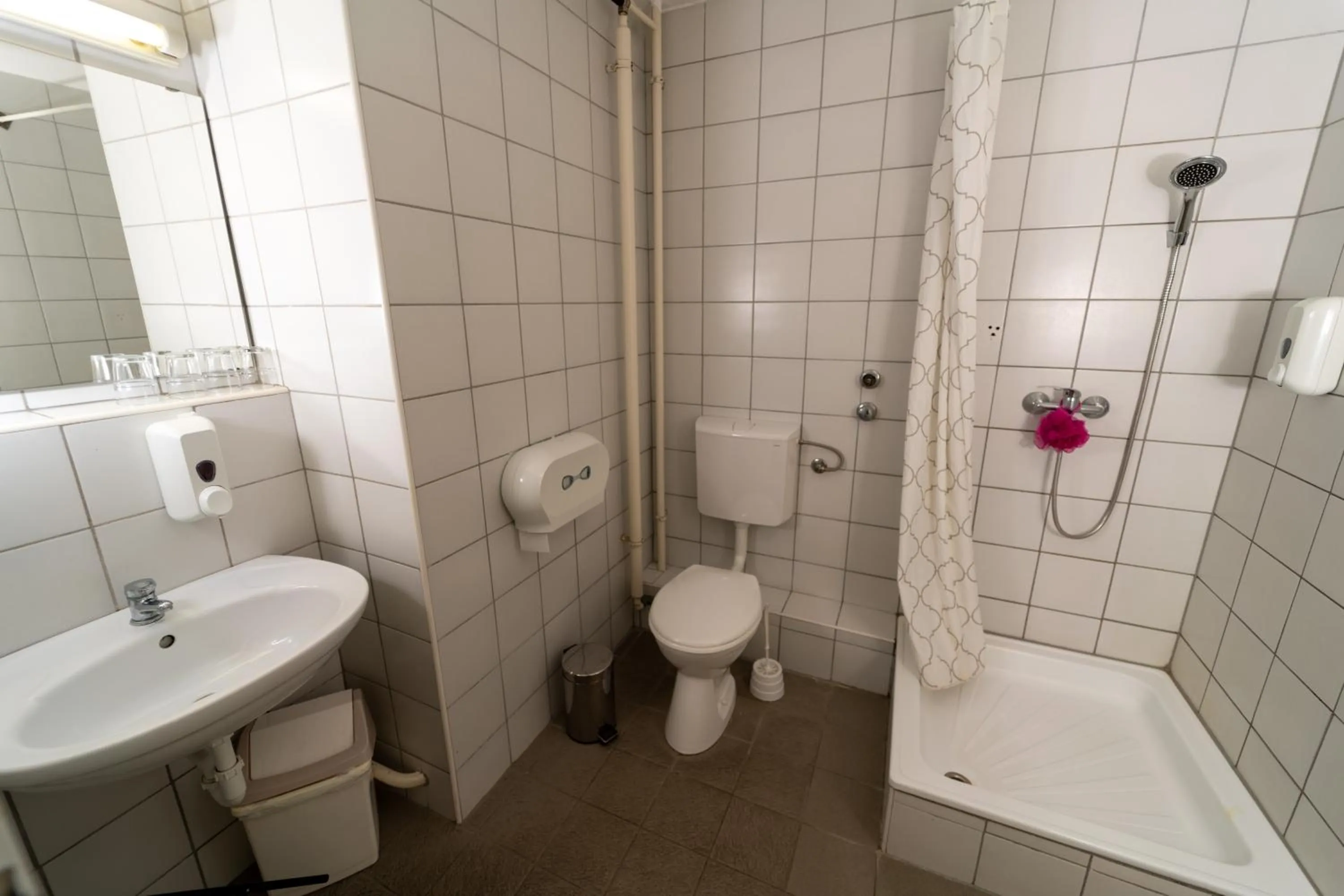 Shower in MP Hostel Budapest