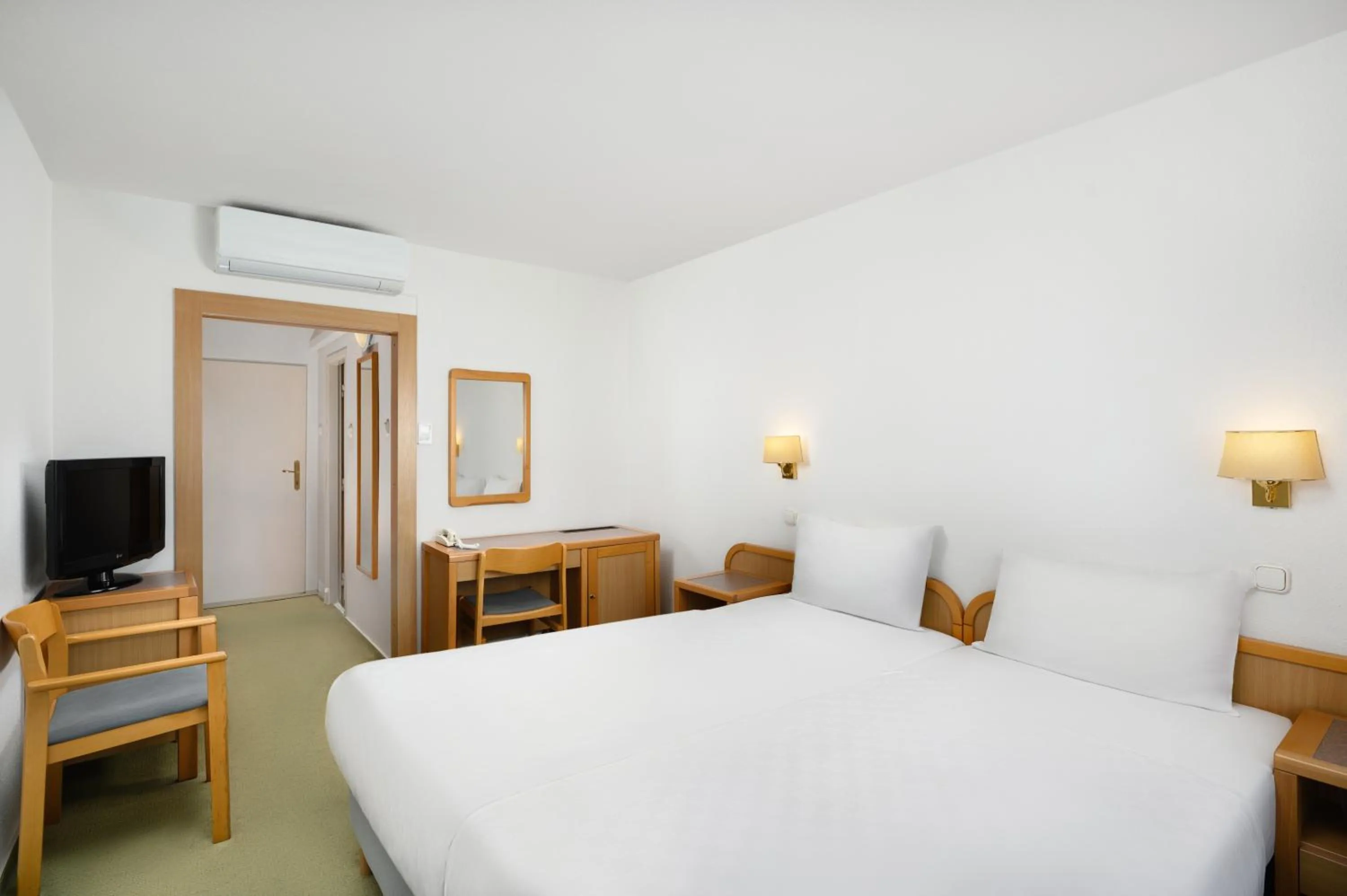 Superior Double or Twin Room with Lake View - single occupancy in Danubius Hotel Annabella