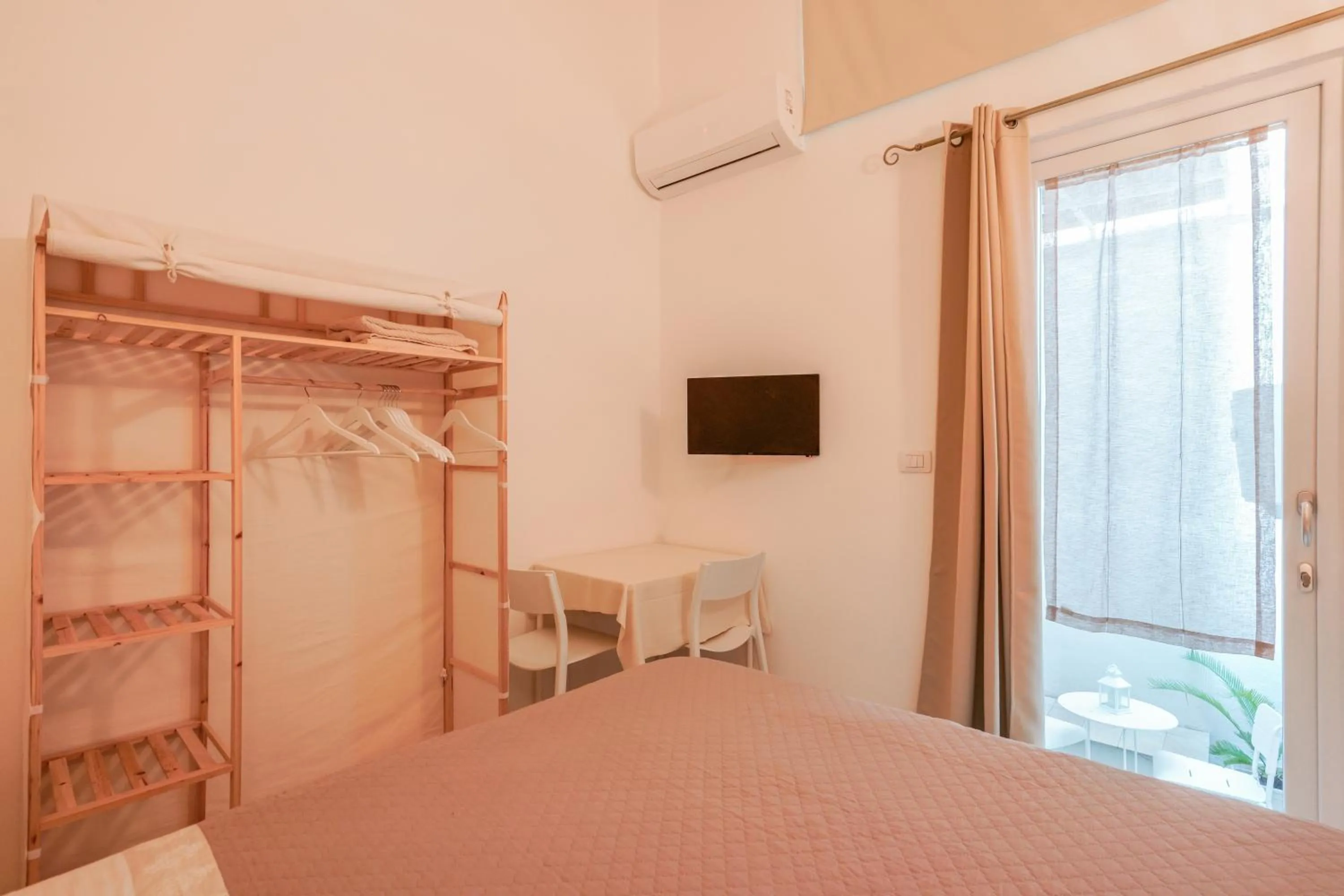 Communal lounge/ TV room, Bed in Approdo Rooms - Eja Sardinia