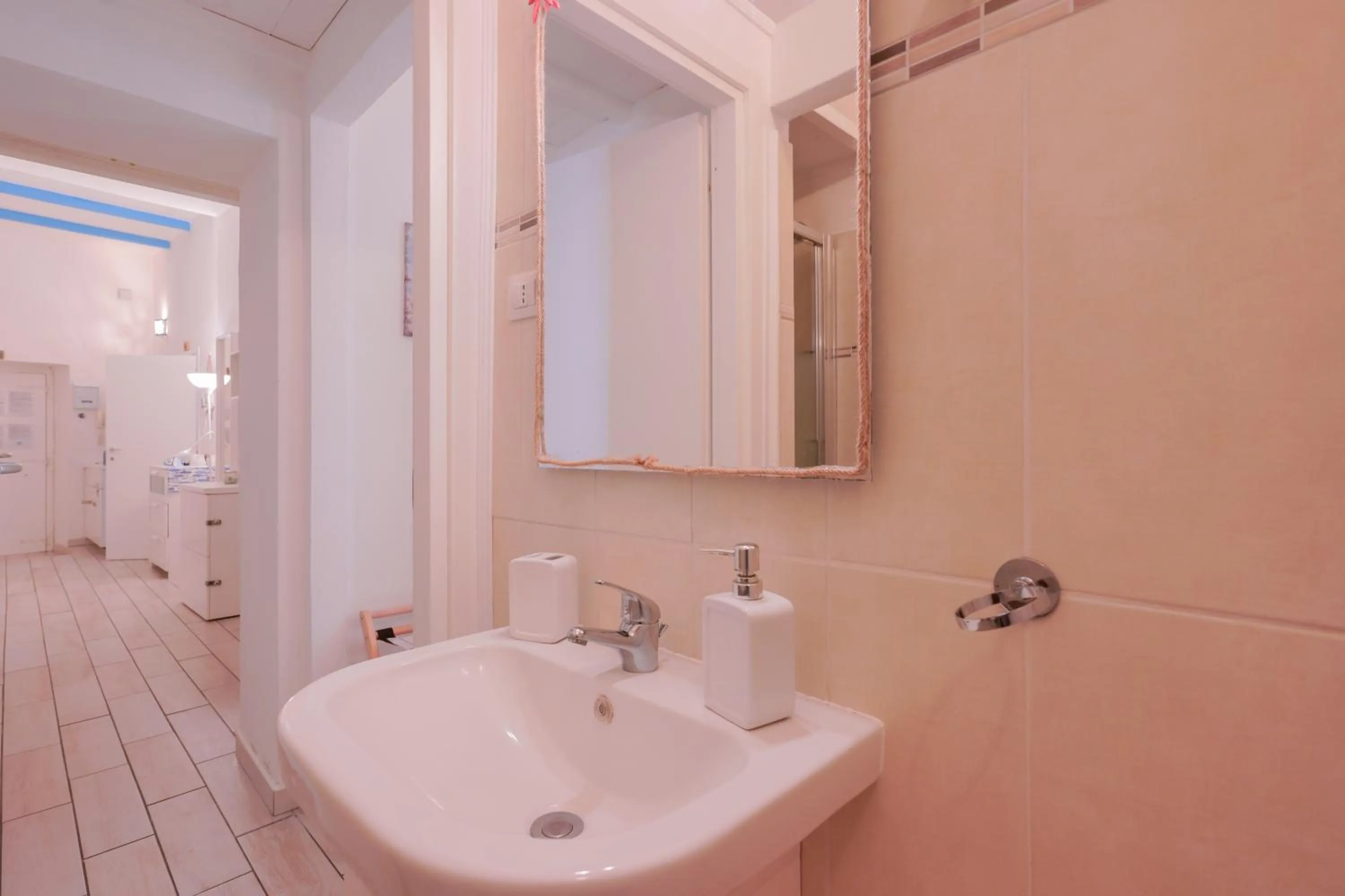 Shower in Approdo Rooms - Eja Sardinia