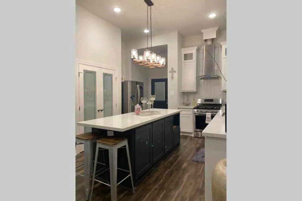 Updated Home, King bed suite Gated Free Parking