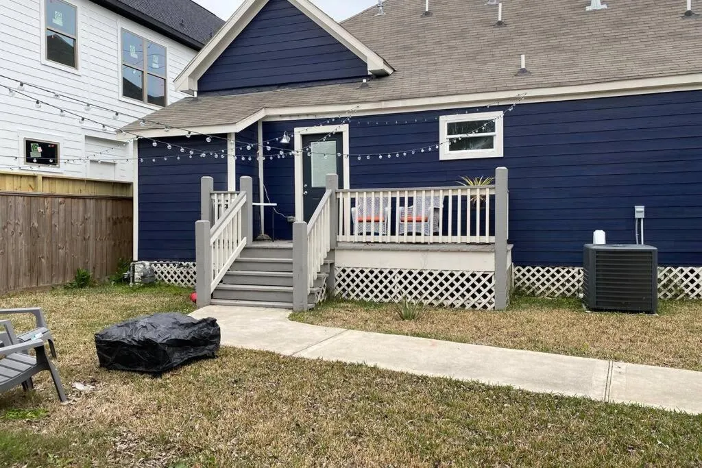 Patio in Updated Home, King bed suite Gated Free Parking