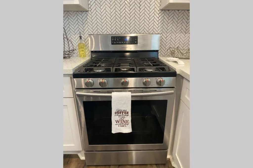 Kitchen or kitchenette in Updated Home, King bed suite Gated Free Parking