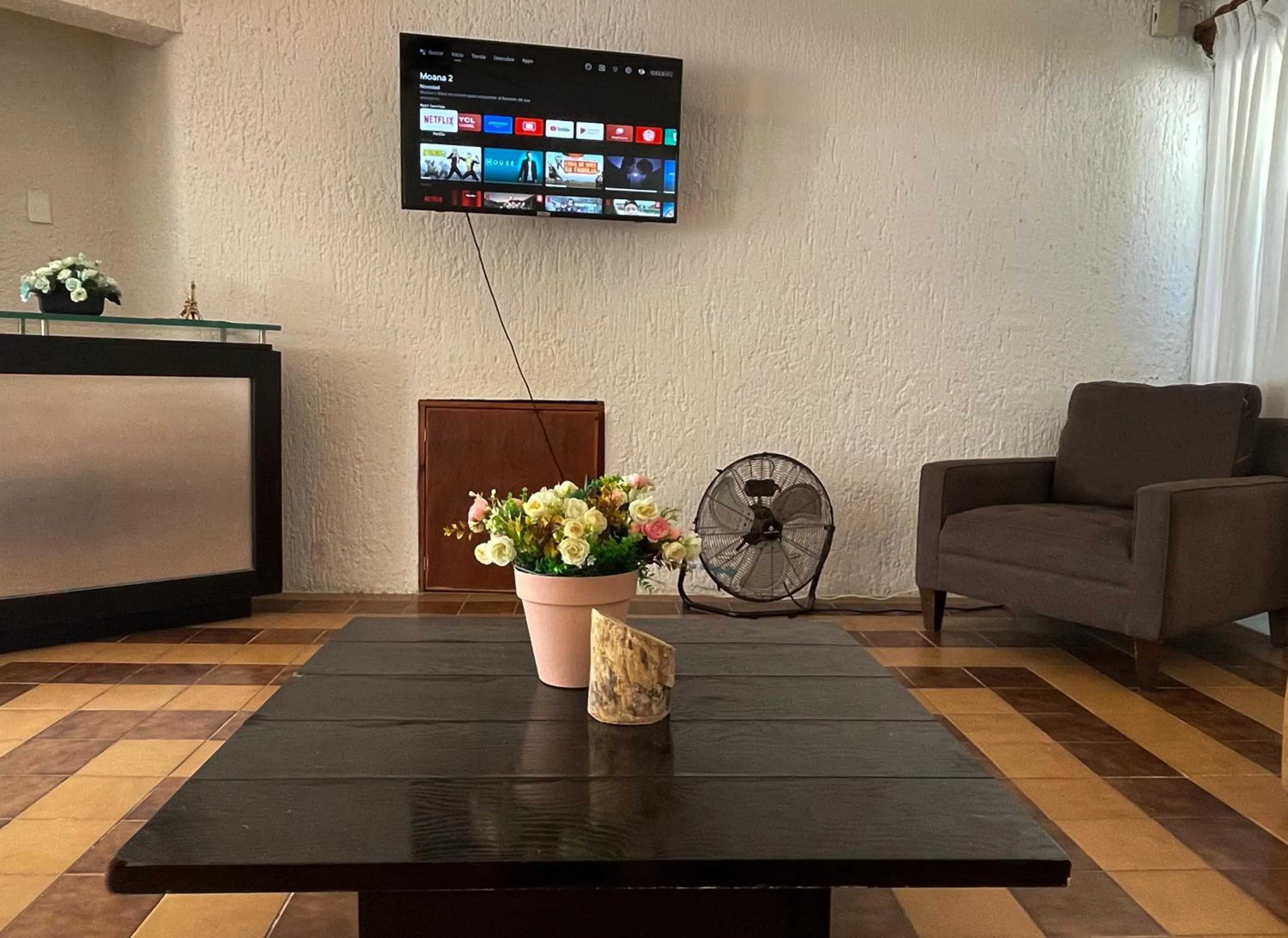 Communal lounge/ TV room in Casa Luna Family & Friends