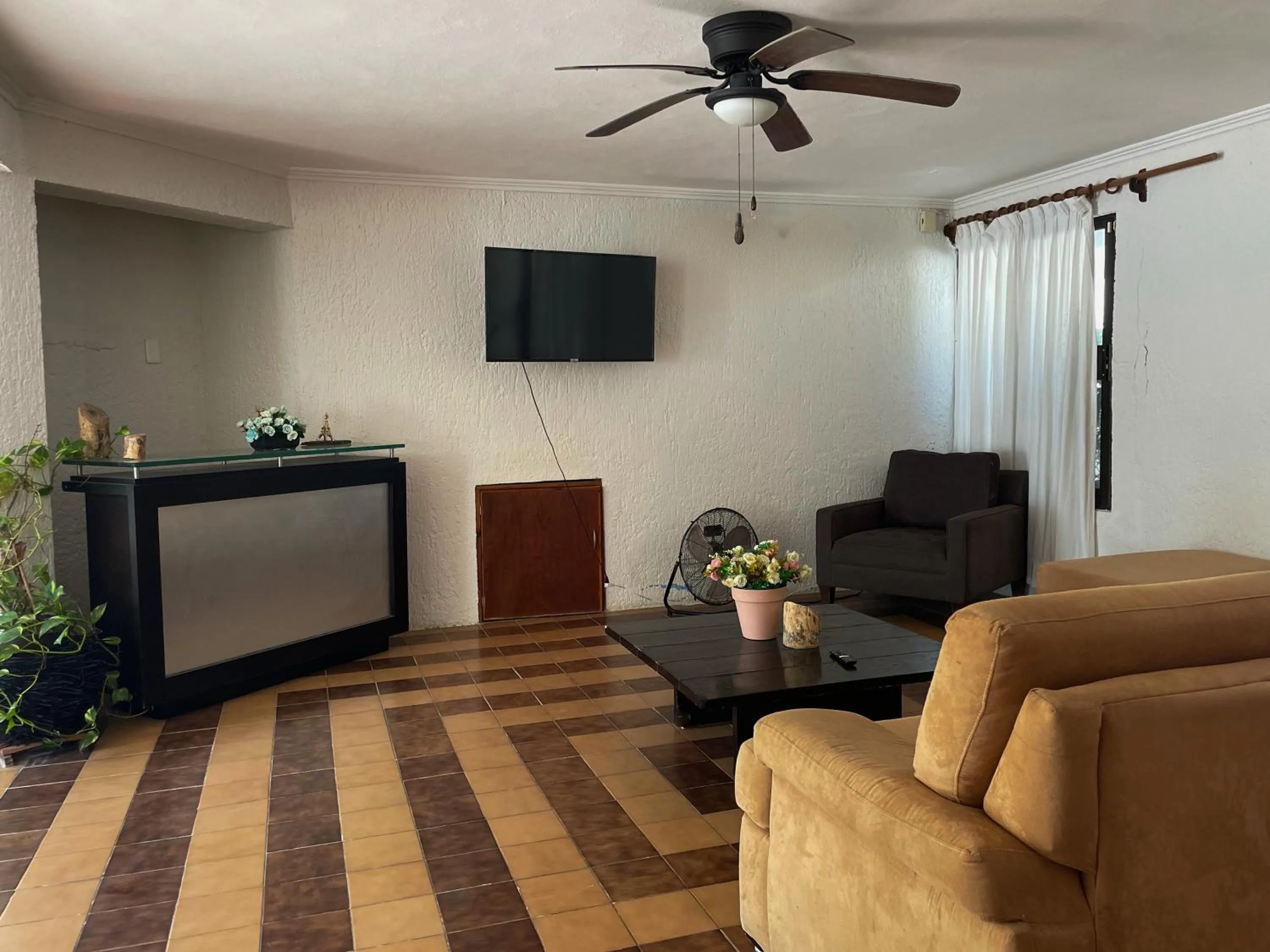 Communal lounge/ TV room in Casa Luna Family & Friends