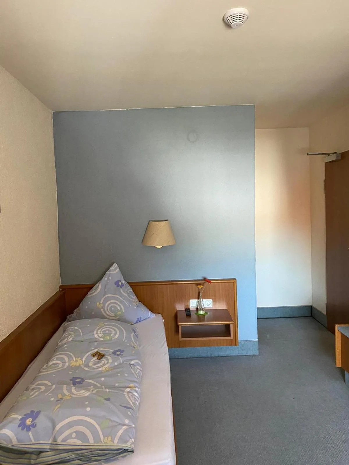 Single Room with Private Bathroom in Hotel Weller