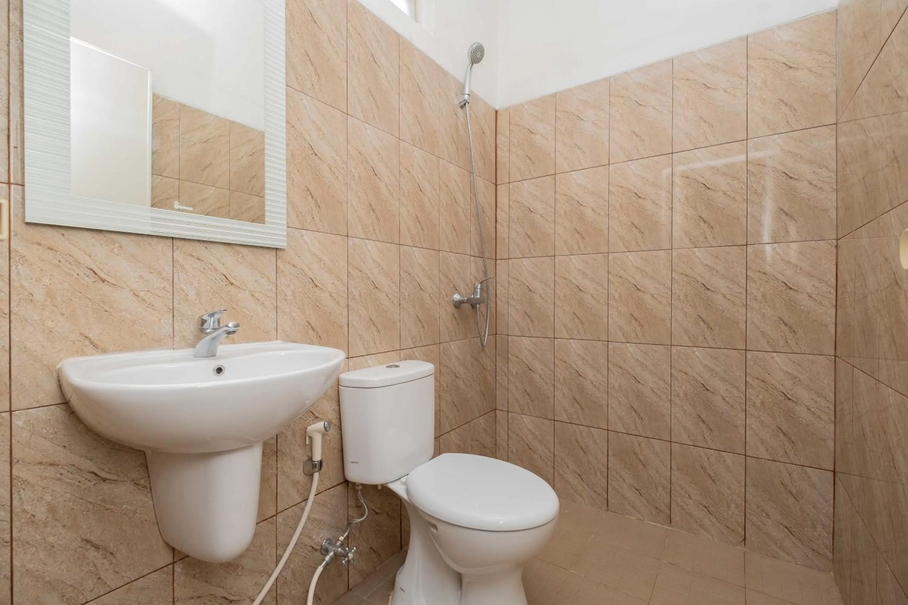 Bathroom in Urbanview Hotel Stariez Karawaci Tangerang by RedDoorz