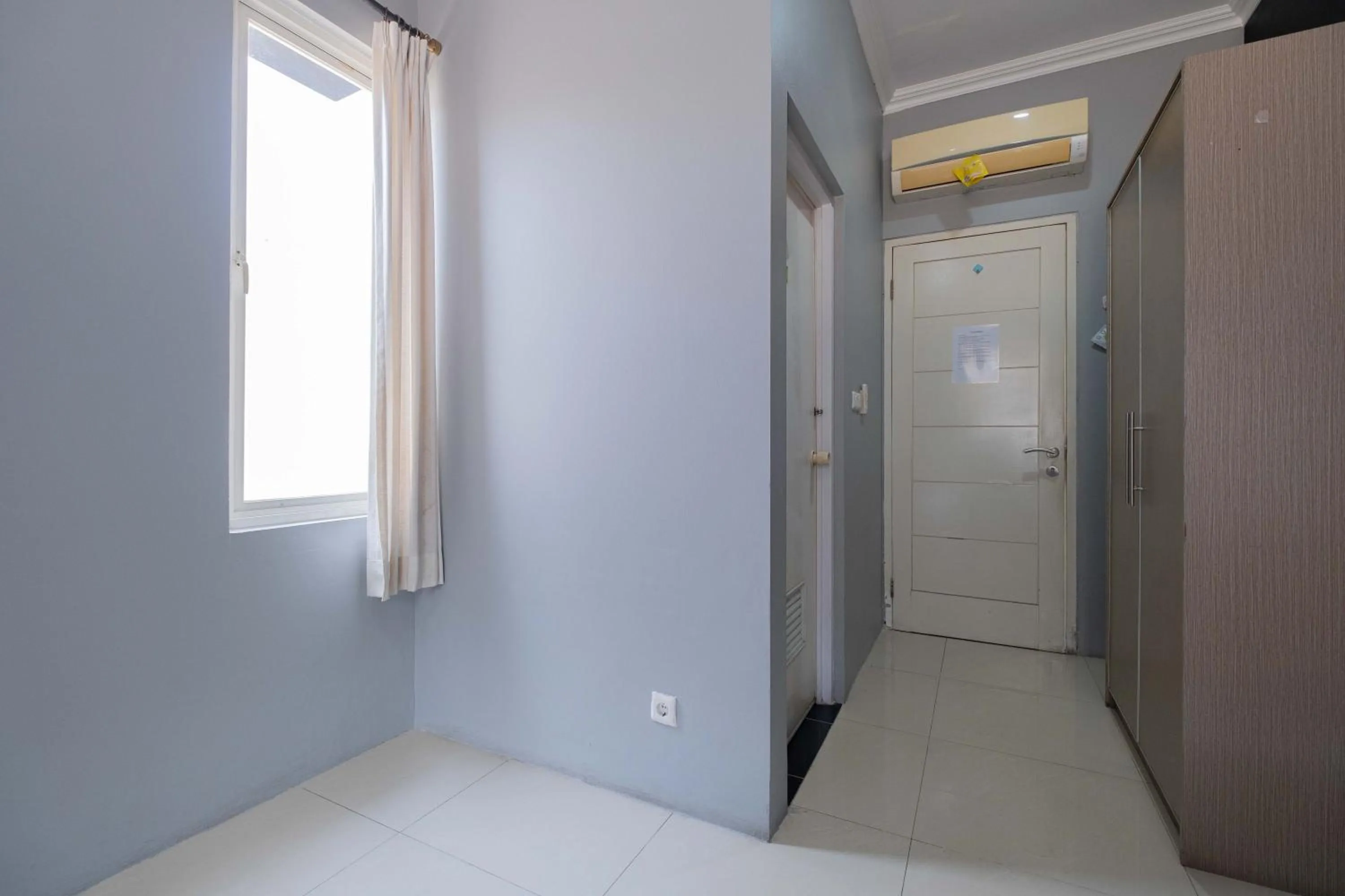 wardrobe in Urbanview Hotel Stariez Karawaci Tangerang by RedDoorz