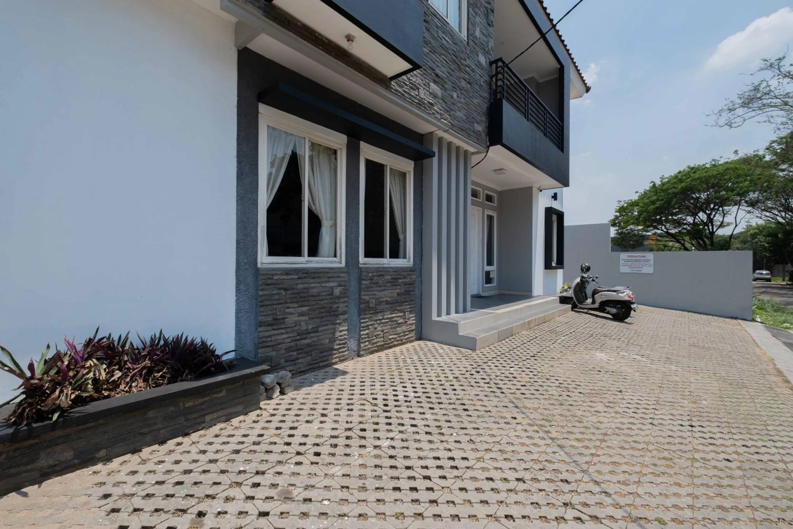 Property building in Urbanview Hotel Stariez Karawaci Tangerang by RedDoorz