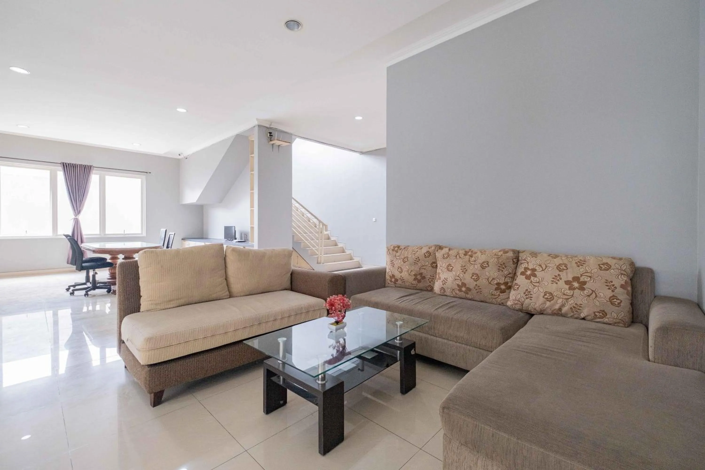 Seating area in Urbanview Hotel Stariez Karawaci Tangerang by RedDoorz