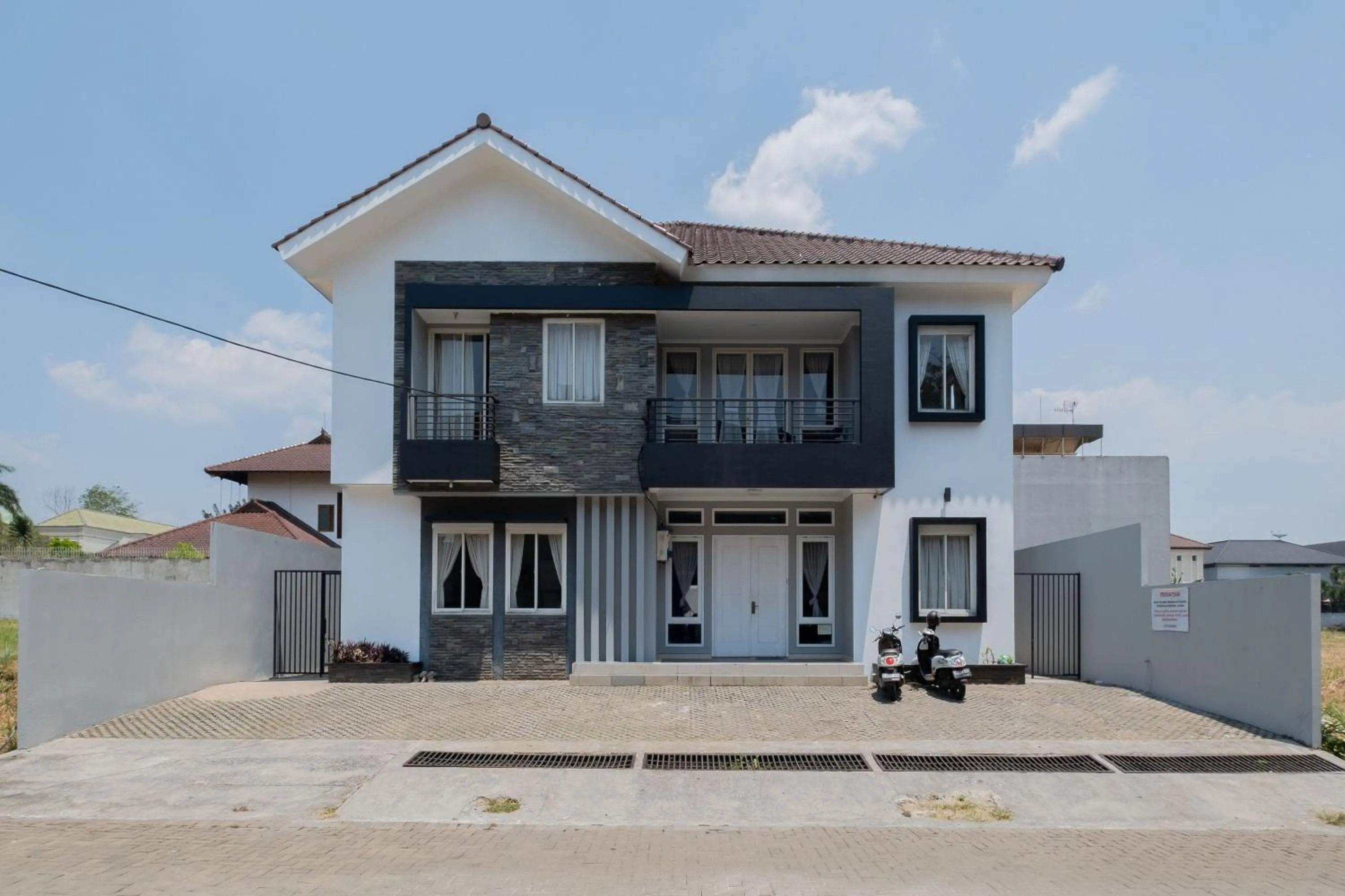 Property building in Urbanview Hotel Stariez Karawaci Tangerang by RedDoorz