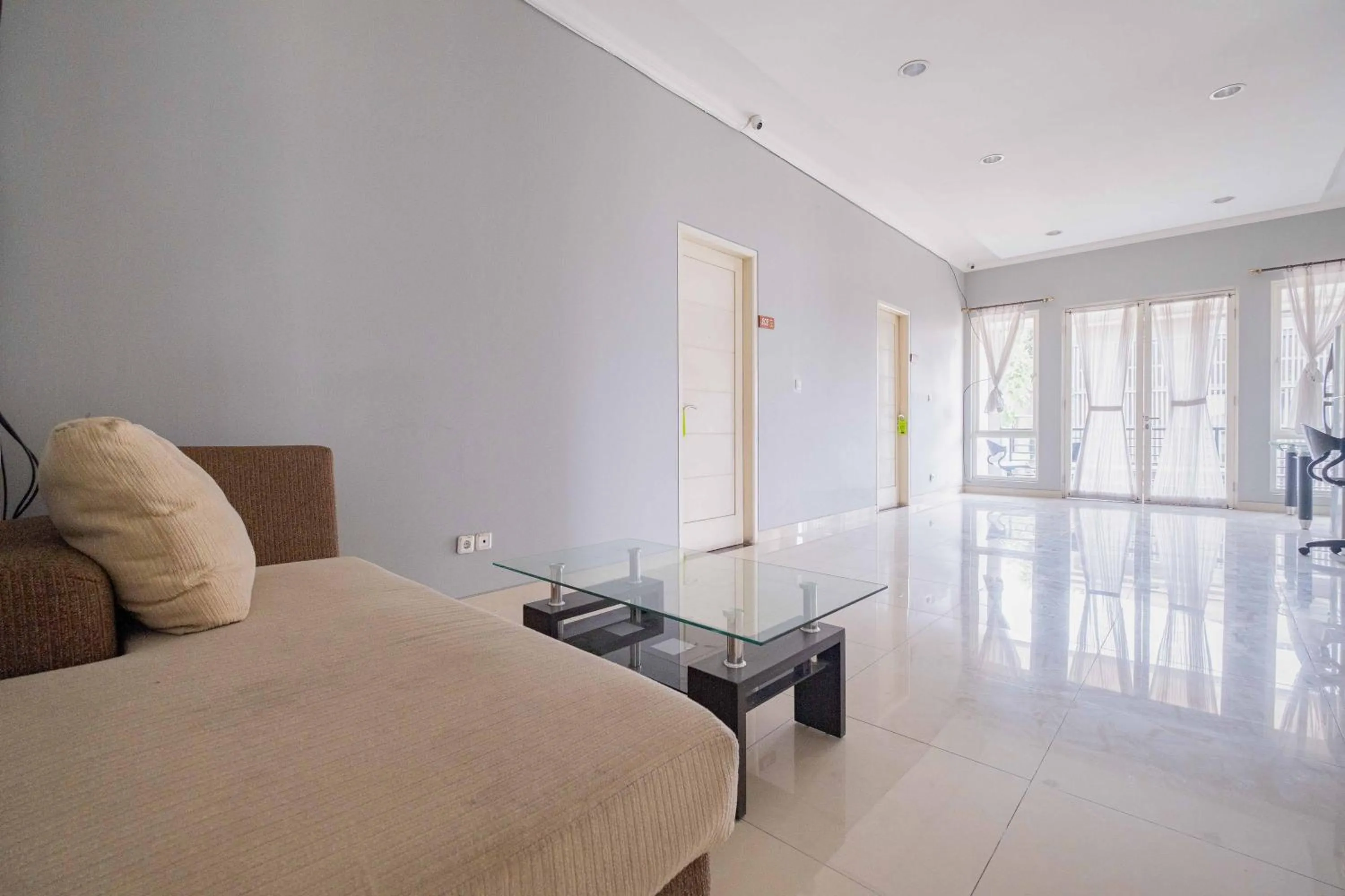 Seating area in Urbanview Hotel Stariez Karawaci Tangerang by RedDoorz