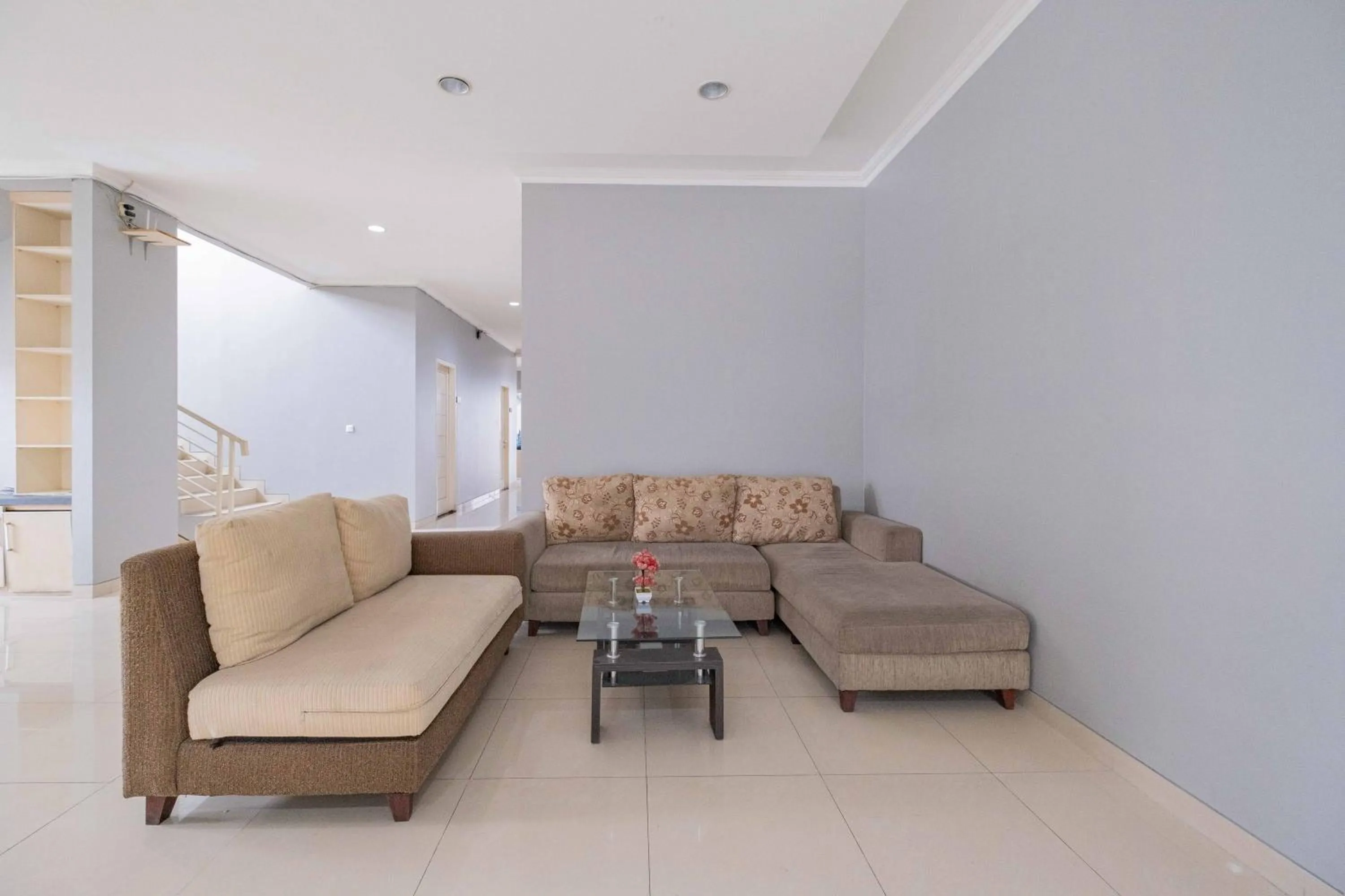Seating area in Urbanview Hotel Stariez Karawaci Tangerang by RedDoorz