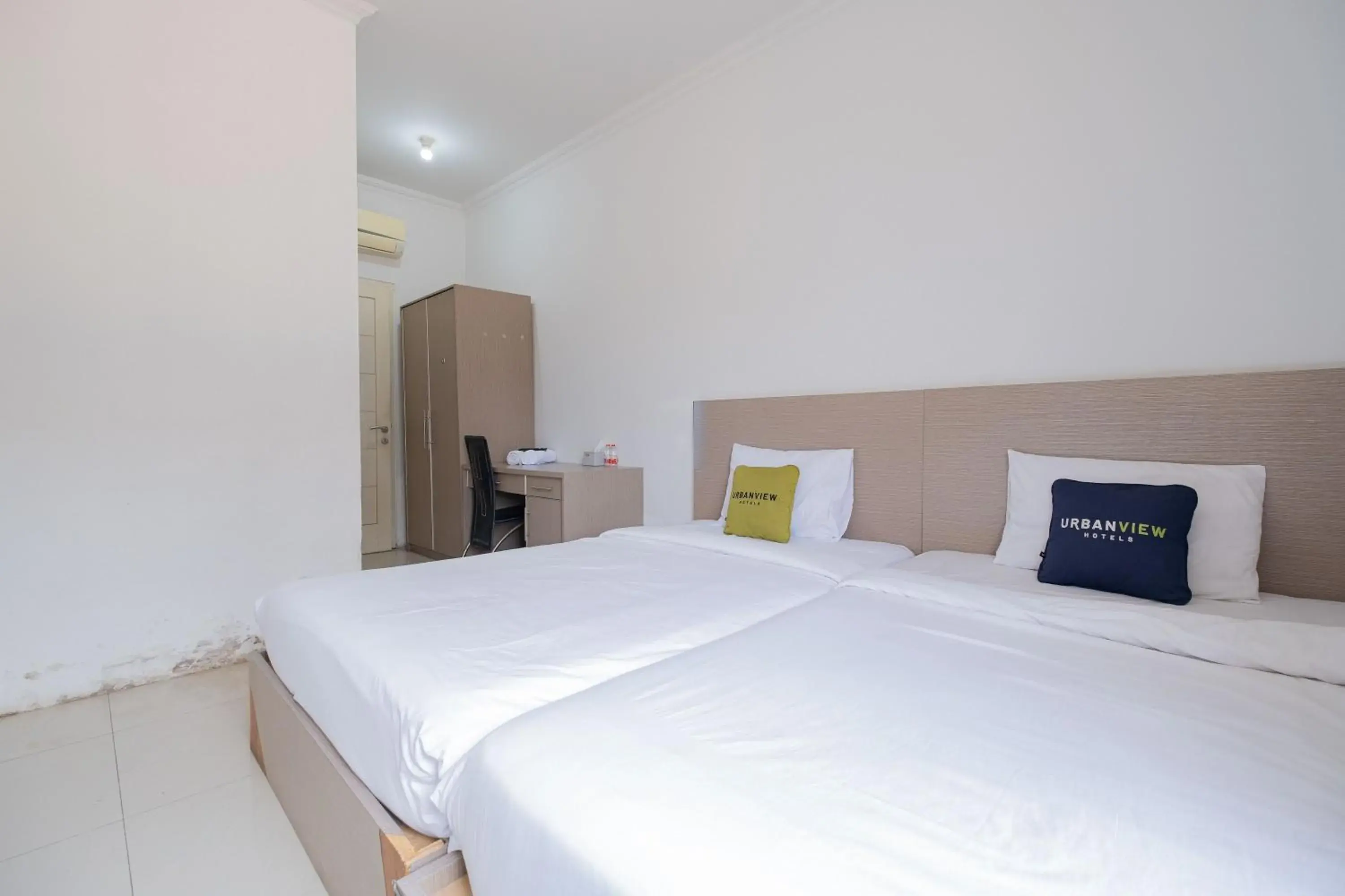Superior Twin Room in Urbanview Hotel Stariez Karawaci Tangerang by RedDoorz Superior Twin Room in Urbanview Hotel Stariez Karawaci Tangerang by RedDoorz