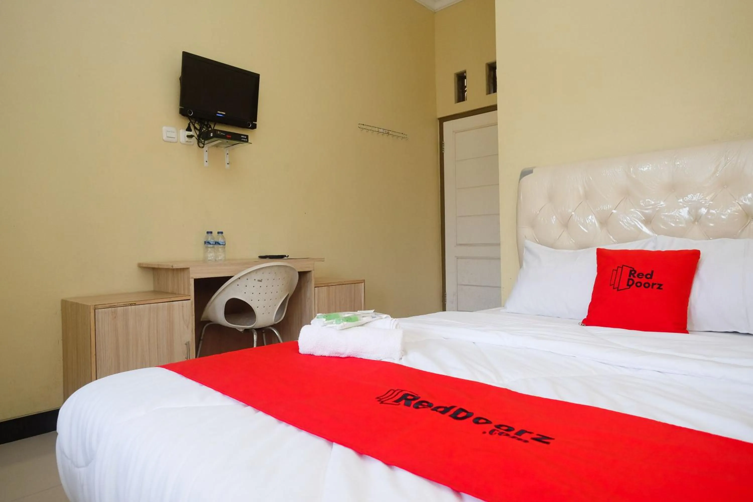 Bedroom, Bed in RedDoorz Syariah near Taman Rekreasi Kalianget Wonosobo