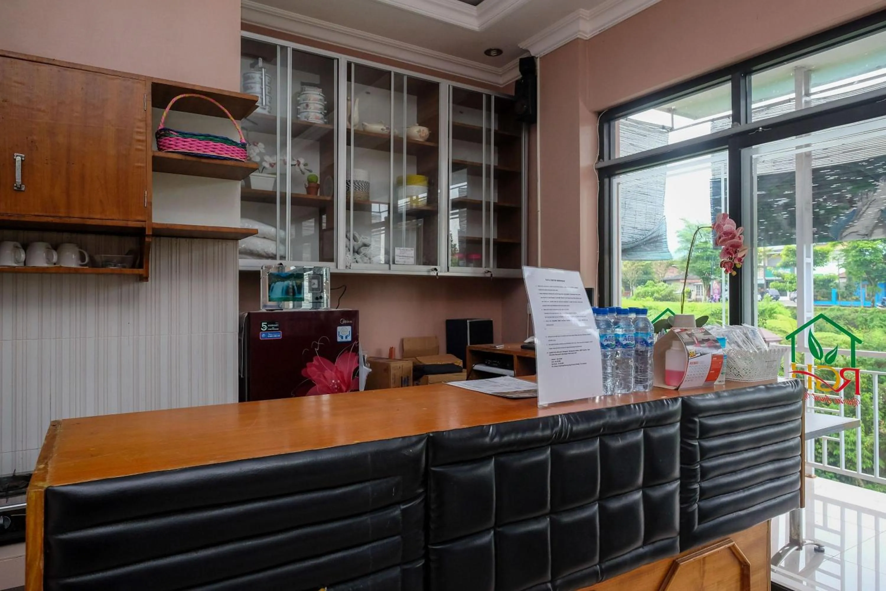 Kitchen or kitchenette in RedDoorz Syariah near Taman Rekreasi Kalianget Wonosobo