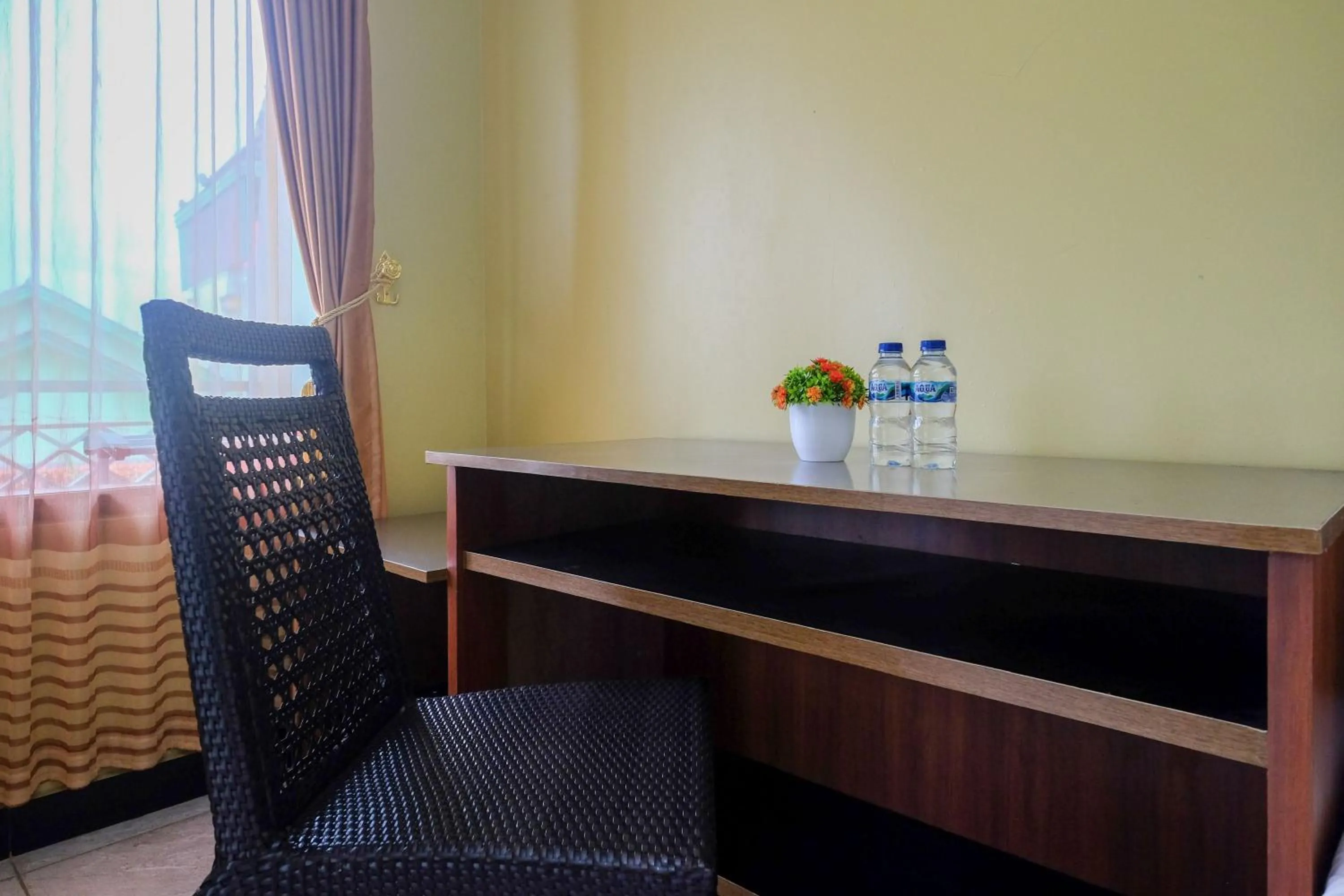 Seating area in RedDoorz Syariah near Taman Rekreasi Kalianget Wonosobo