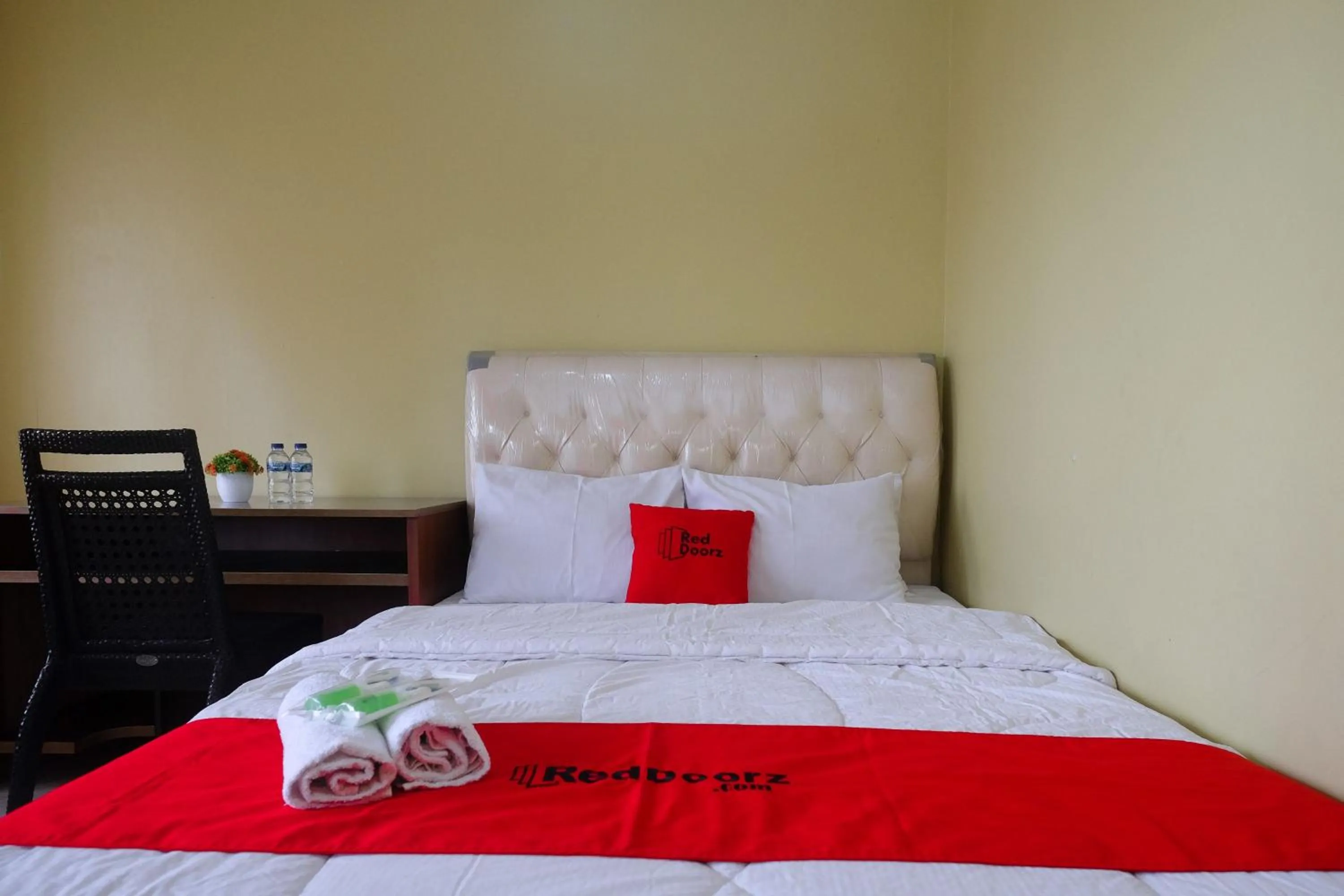 Bedroom, Bed in RedDoorz Syariah near Taman Rekreasi Kalianget Wonosobo