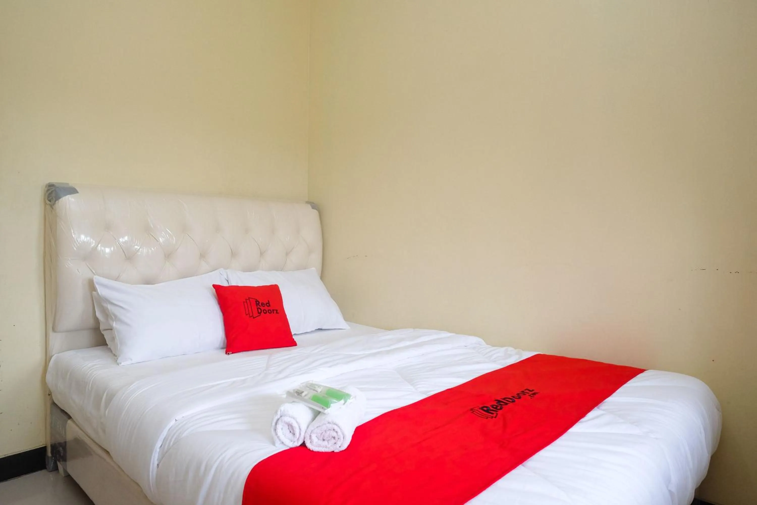 Bedroom, Bed in RedDoorz Syariah near Taman Rekreasi Kalianget Wonosobo