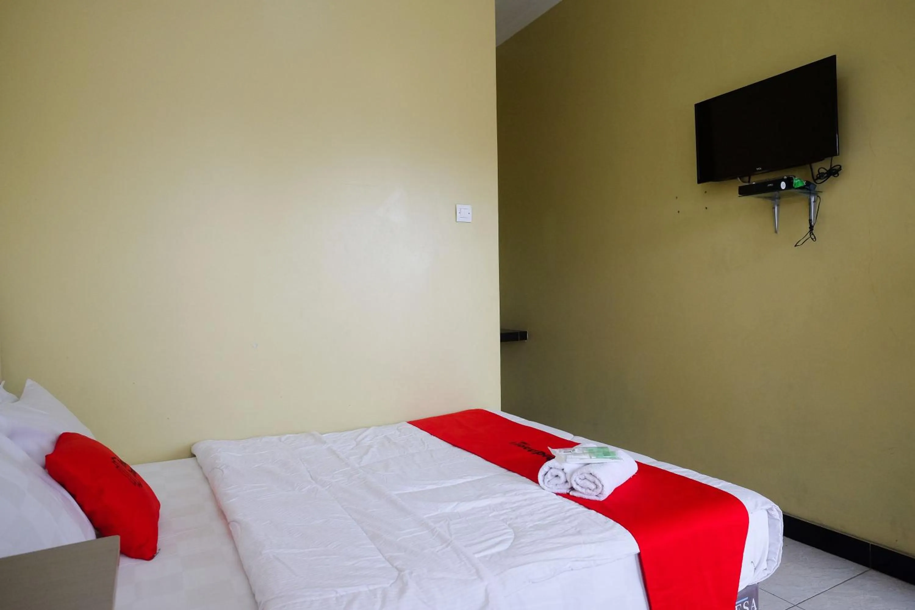 Bedroom, Bed in RedDoorz Syariah near Taman Rekreasi Kalianget Wonosobo