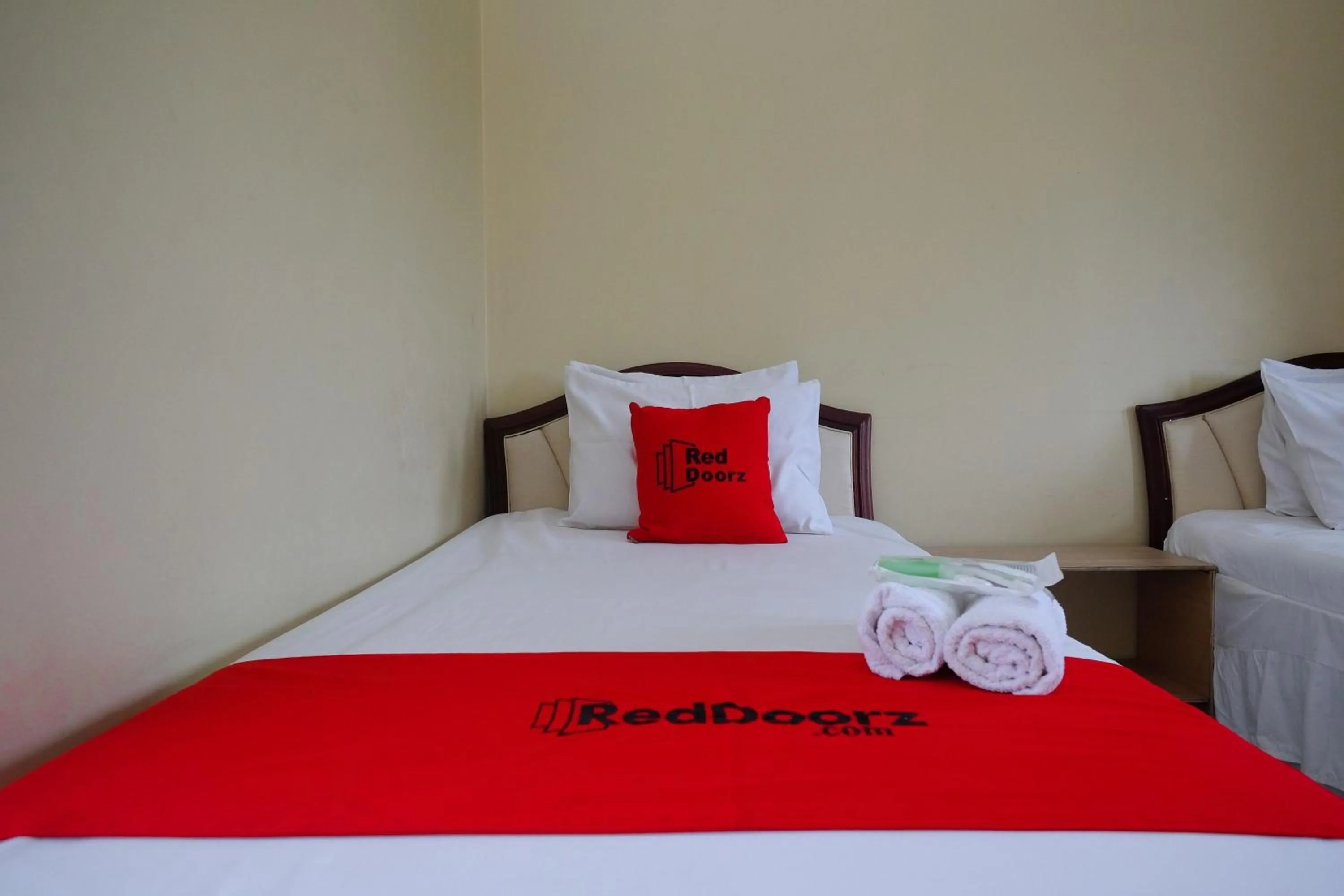 Bedroom, Bed in RedDoorz Syariah near Taman Rekreasi Kalianget Wonosobo