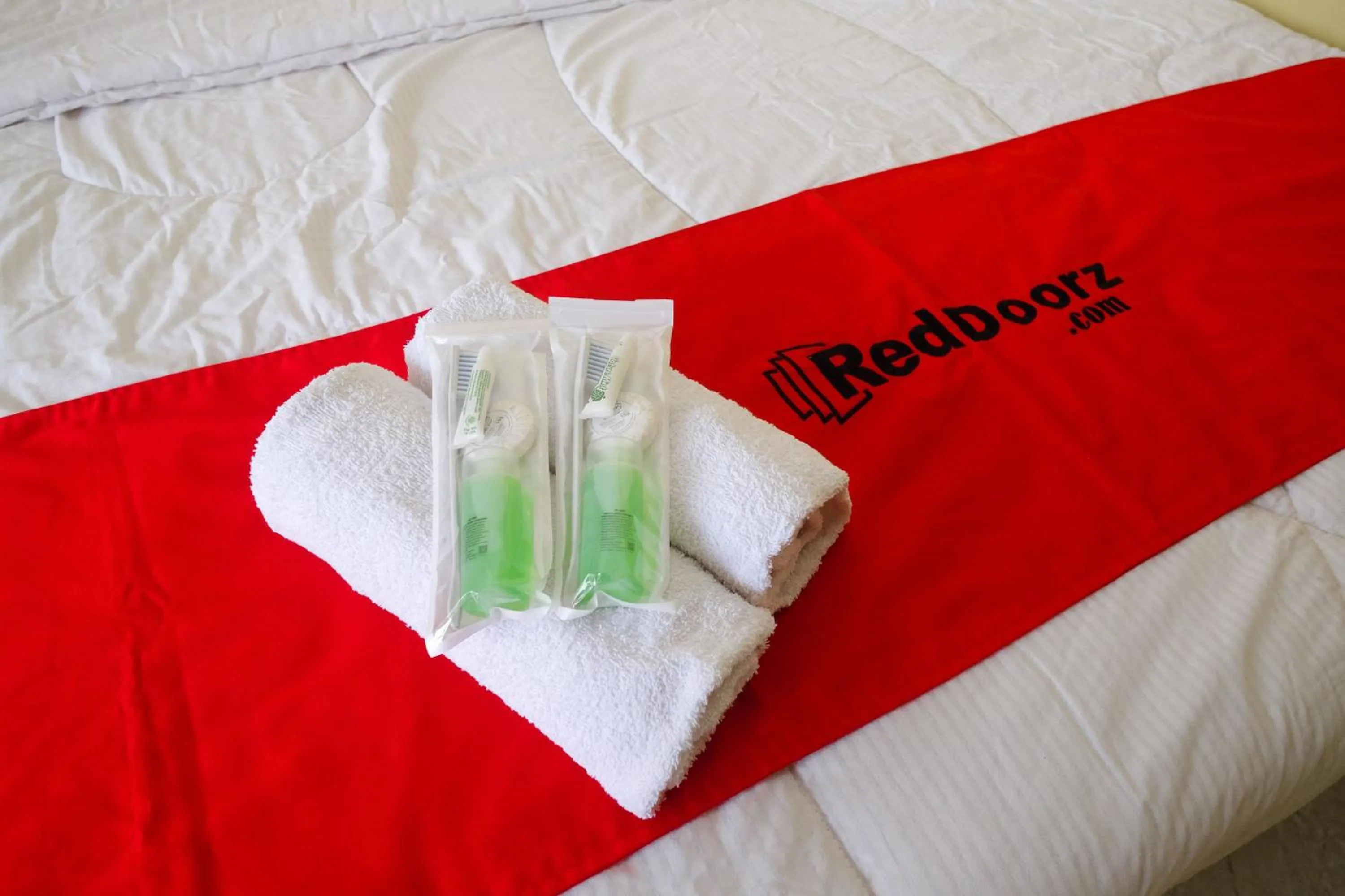 Bedroom, Bed in RedDoorz Syariah near Taman Rekreasi Kalianget Wonosobo