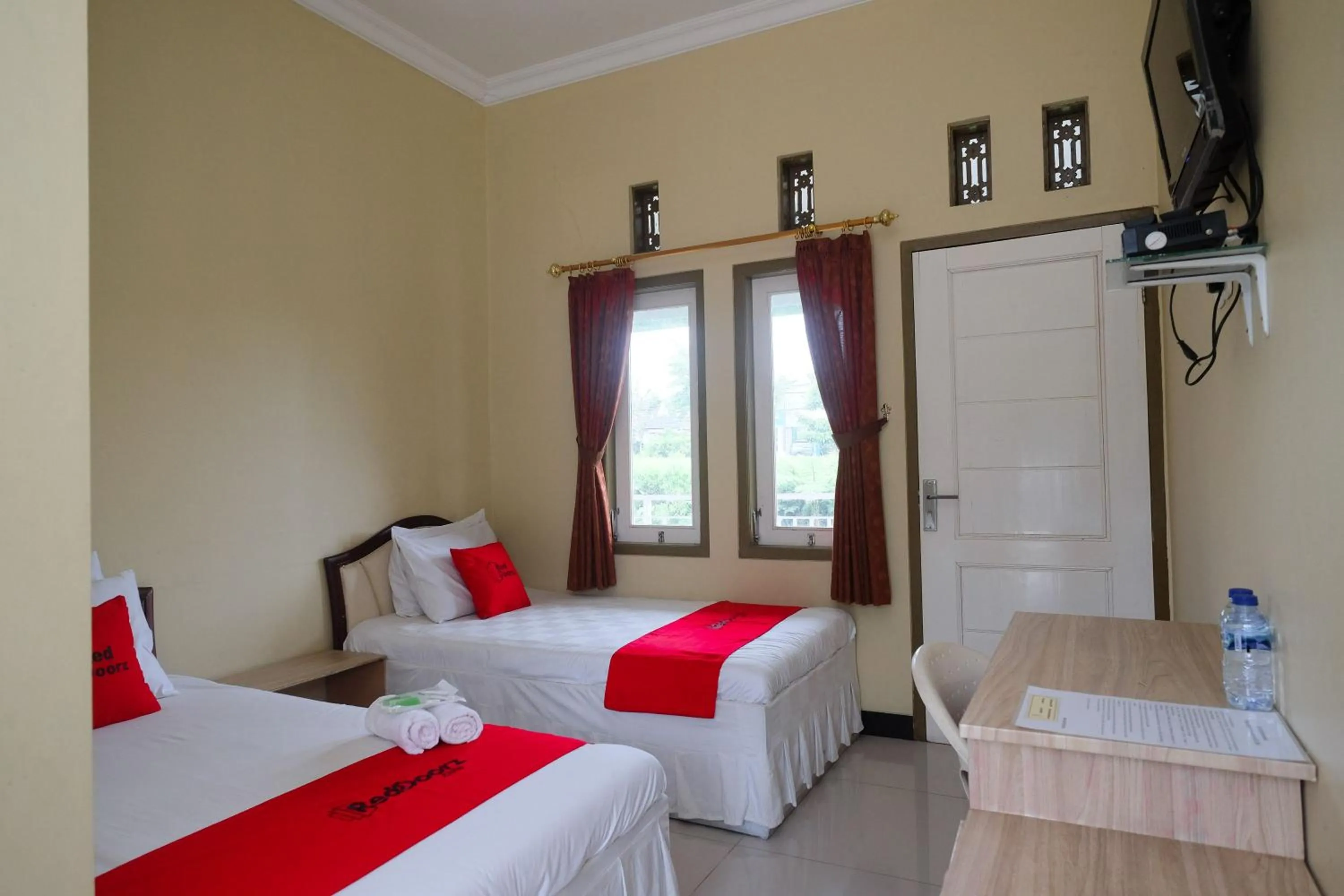 Bedroom, Bed in RedDoorz Syariah near Taman Rekreasi Kalianget Wonosobo