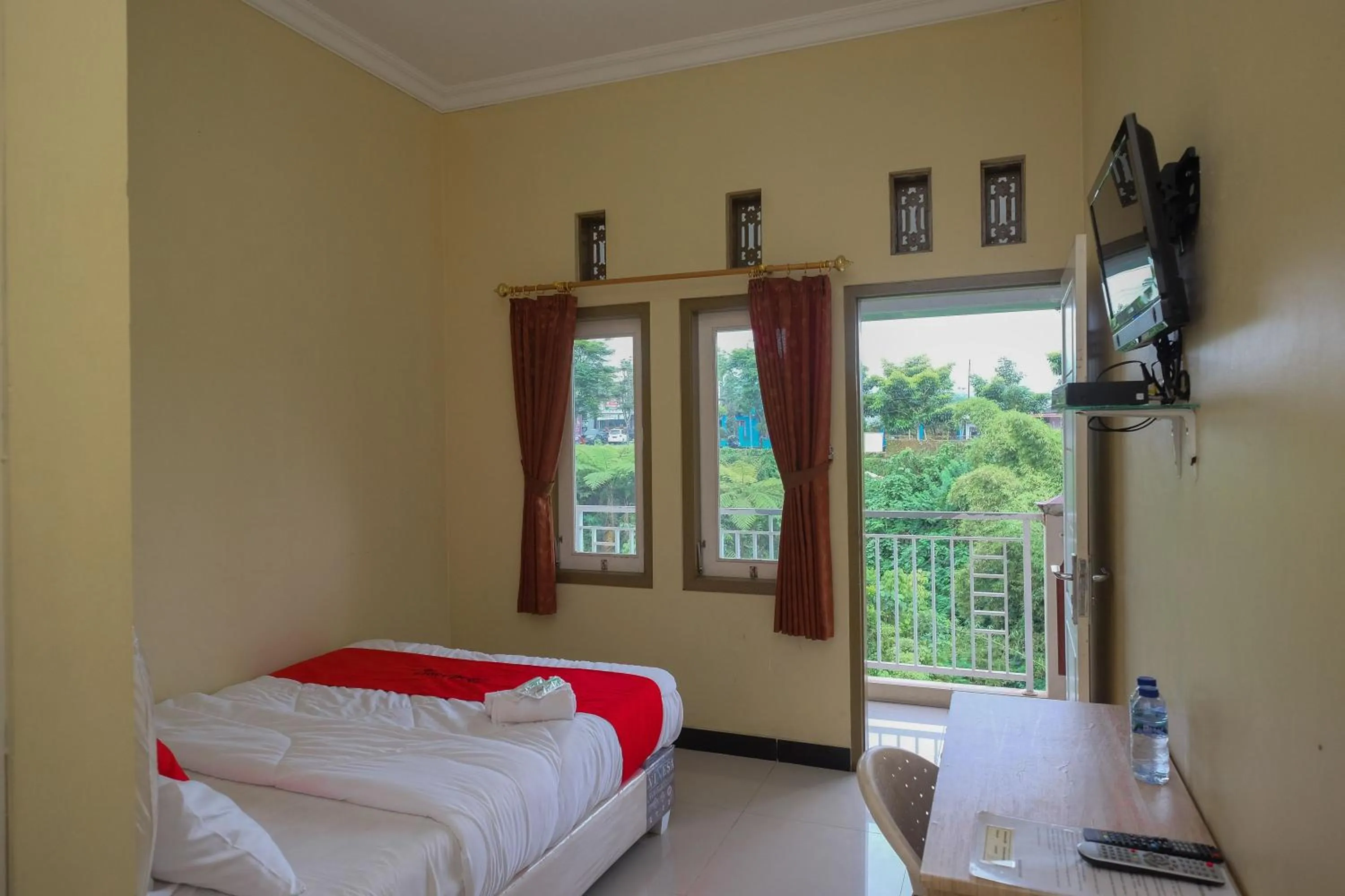 Bedroom, Bed in RedDoorz Syariah near Taman Rekreasi Kalianget Wonosobo