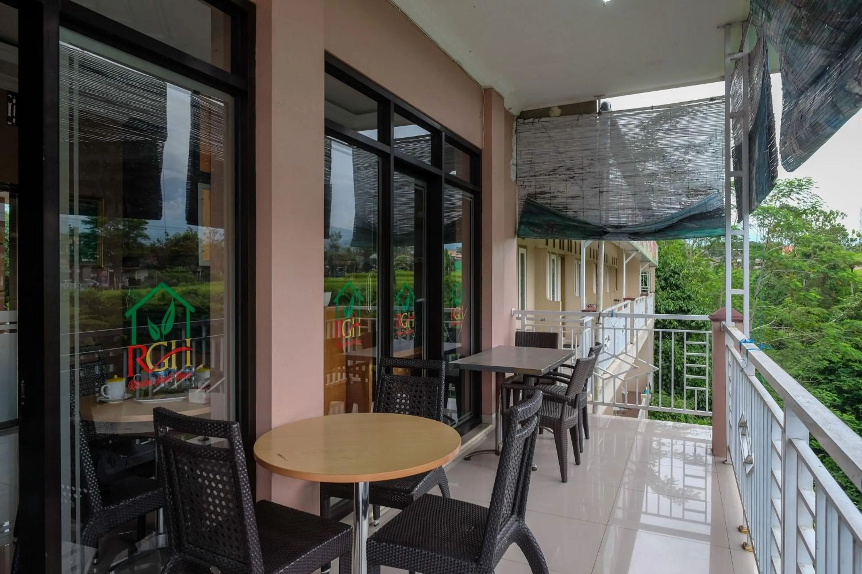 Balcony/Terrace in RedDoorz Syariah near Taman Rekreasi Kalianget Wonosobo