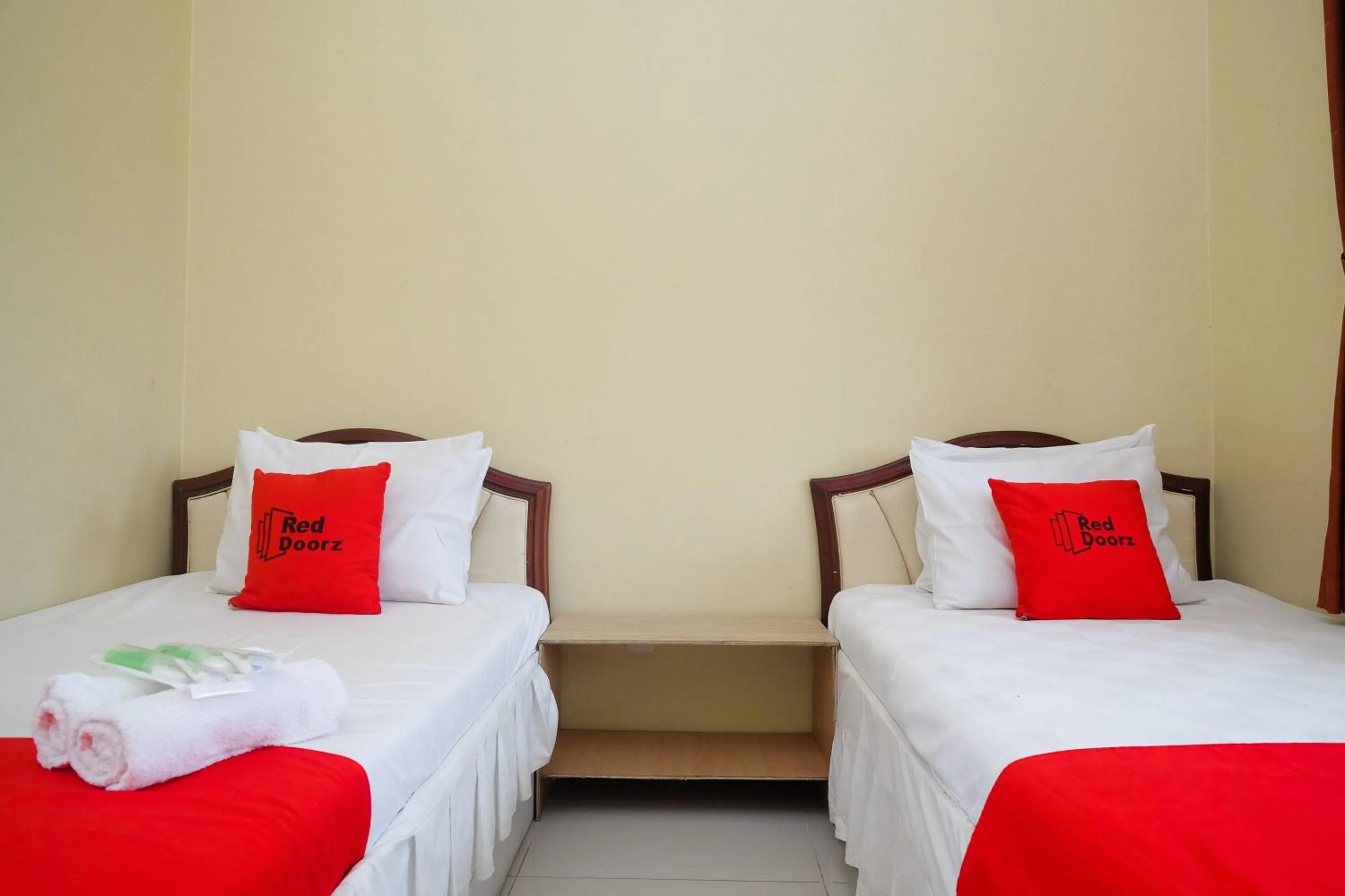 Bedroom, Bed in RedDoorz Syariah near Taman Rekreasi Kalianget Wonosobo