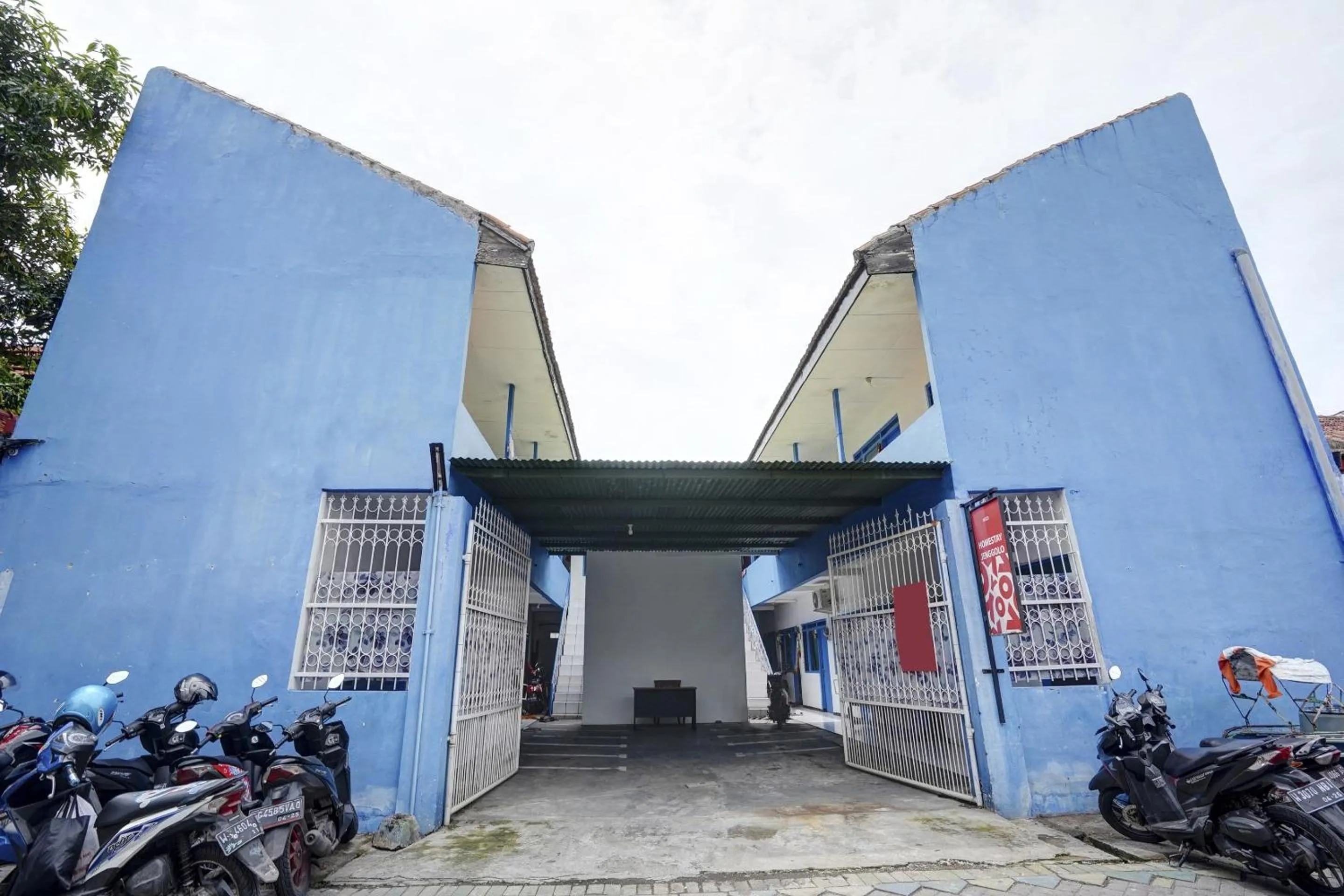 Facade/entrance in OYO Life 90523 Homestay Jenggolo