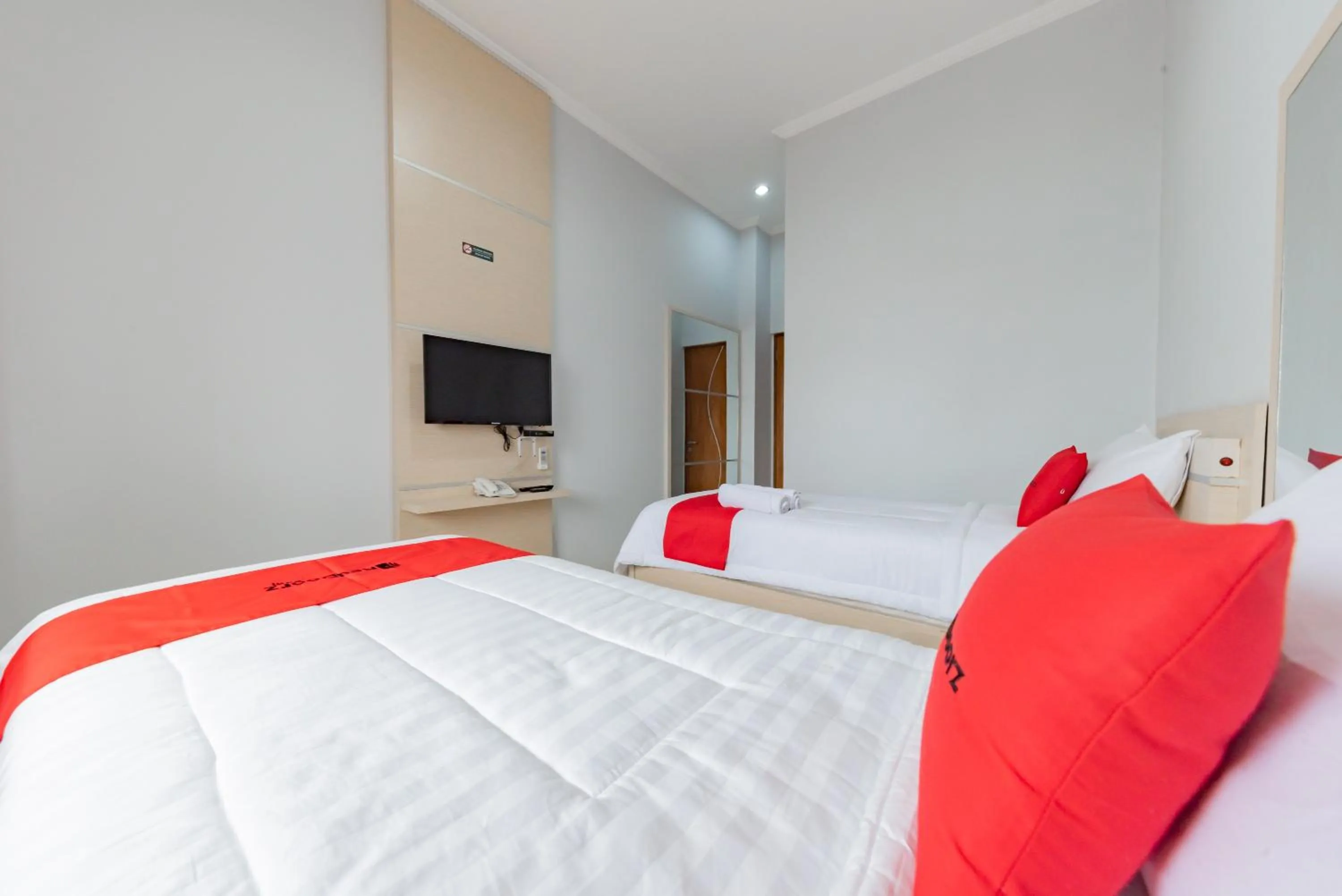 Bed in RedDoorz at Kandaga 80 near Stadium Arcamanik