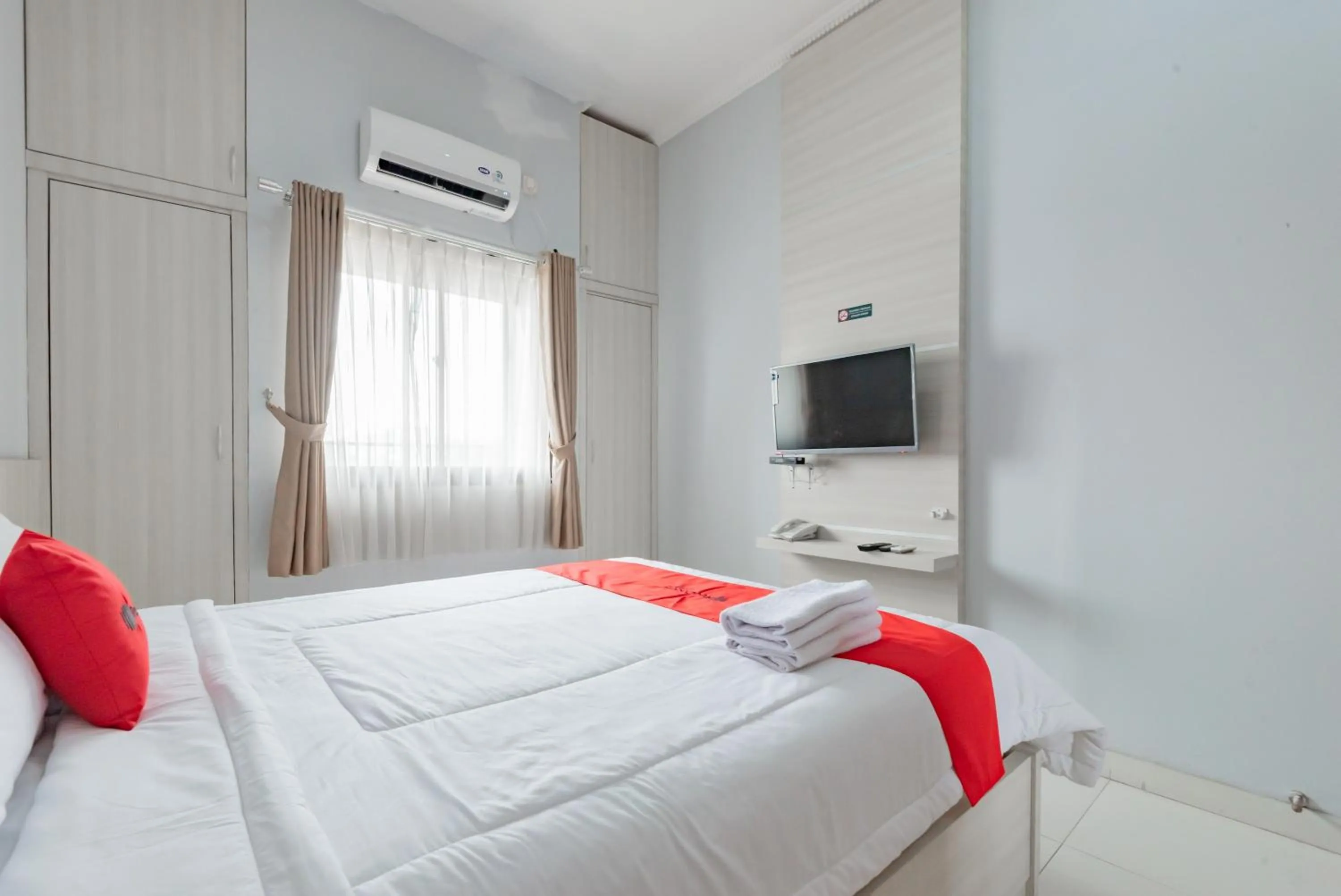 Bed in RedDoorz at Kandaga 80 near Stadium Arcamanik