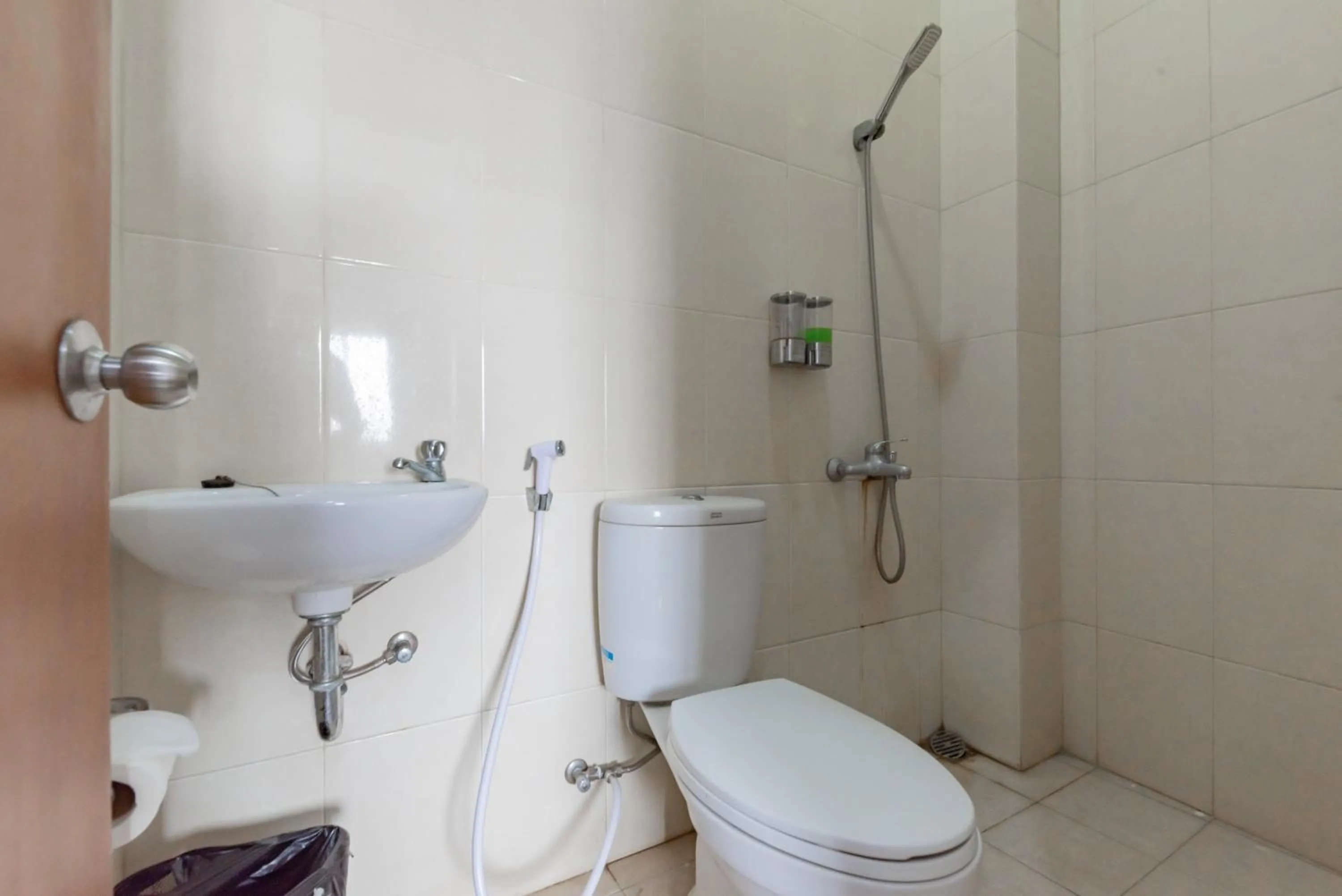 Bathroom in RedDoorz at Kandaga 80 near Stadium Arcamanik