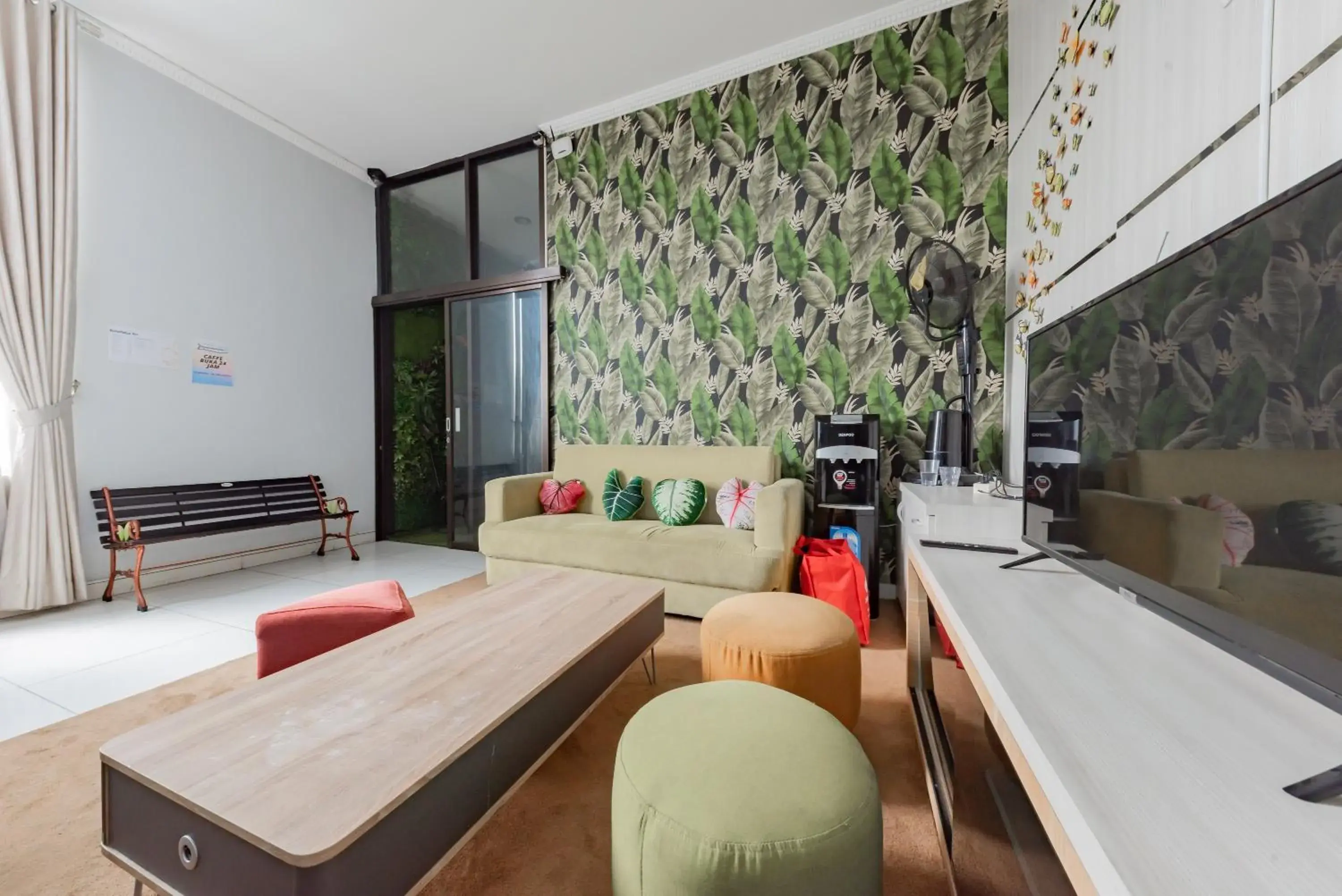 Living room in RedDoorz at Kandaga 80 near Stadium Arcamanik Living room in RedDoorz at Kandaga 80 near Stadium Arcamanik