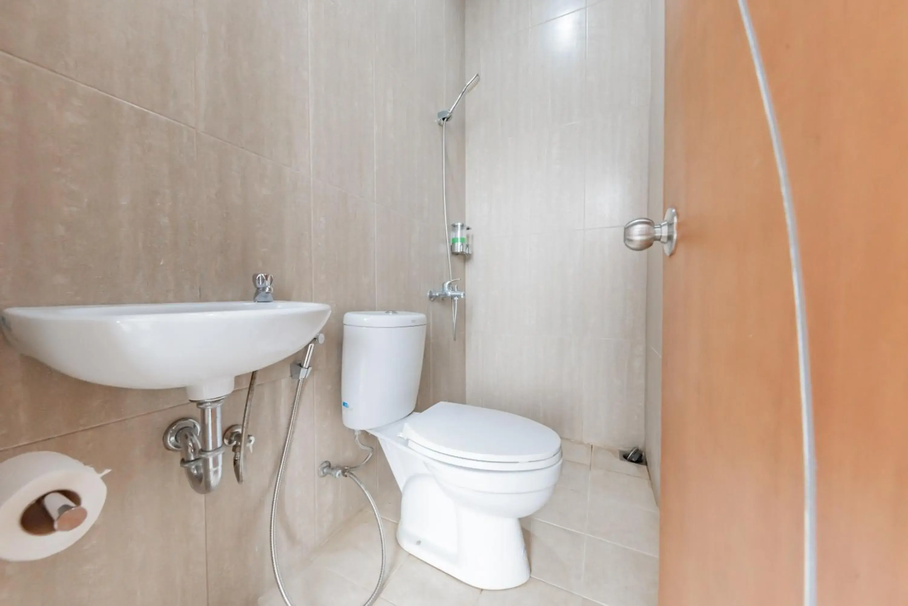 Bathroom in RedDoorz at Kandaga 80 near Stadium Arcamanik Bathroom in RedDoorz at Kandaga 80 near Stadium Arcamanik